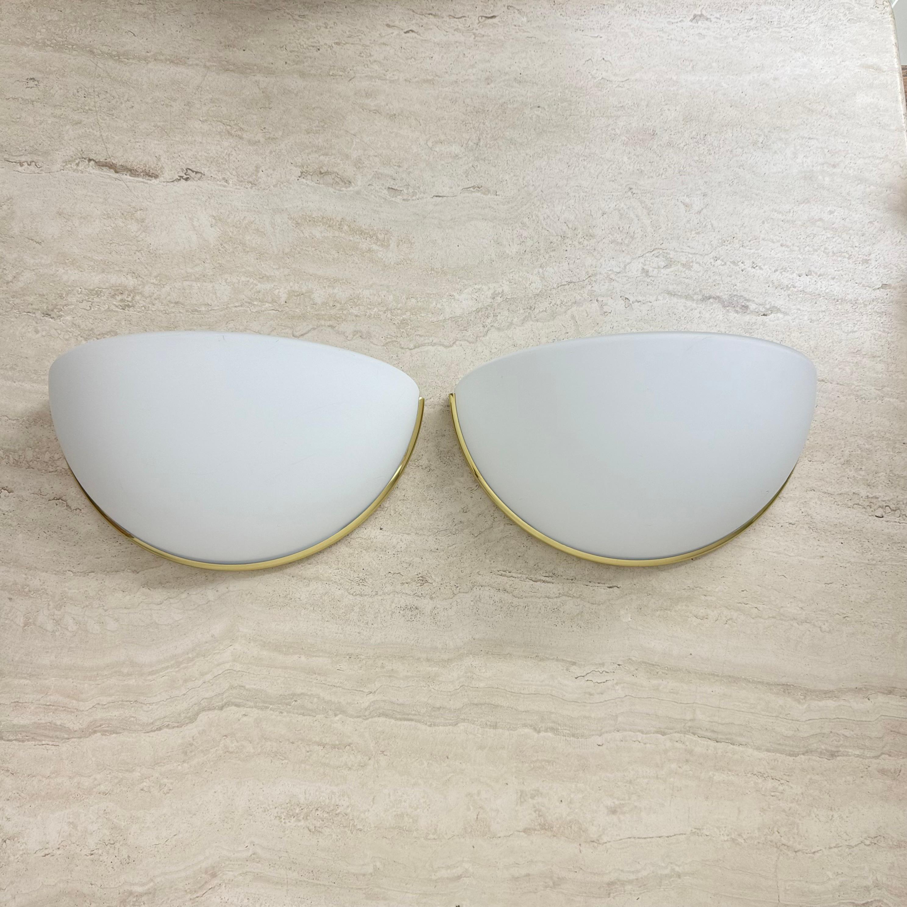 Coppia di applique Glashütte Limburg in vetro opalino con dettagli dorati in vendita 4