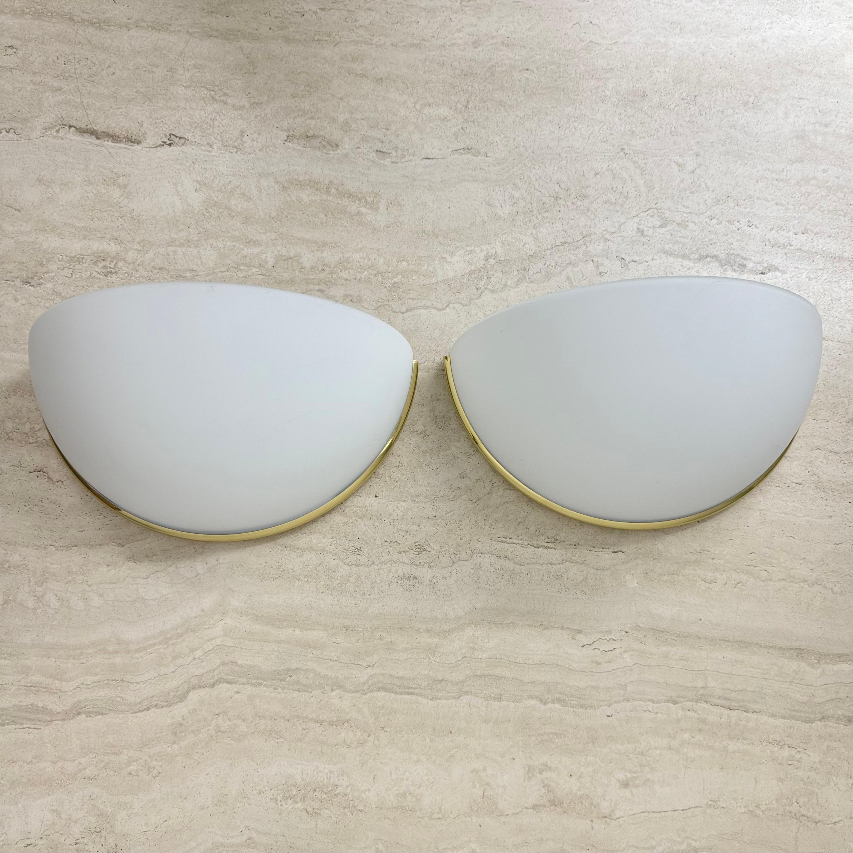 Coppia di applique Glashütte Limburg in vetro opalino con dettagli dorati in vendita 7