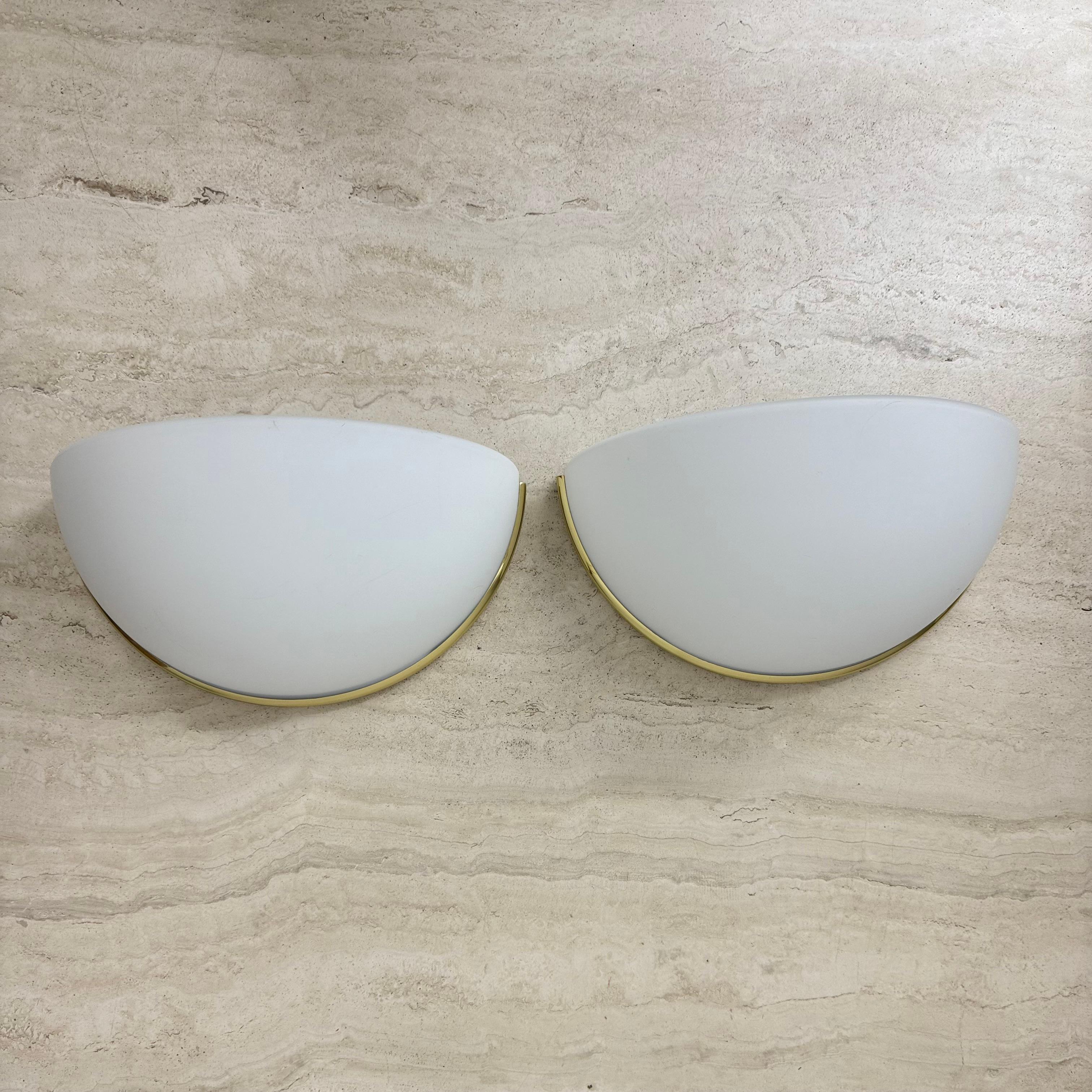 Coppia di applique Glashütte Limburg in vetro opalino con dettagli dorati in vendita 8