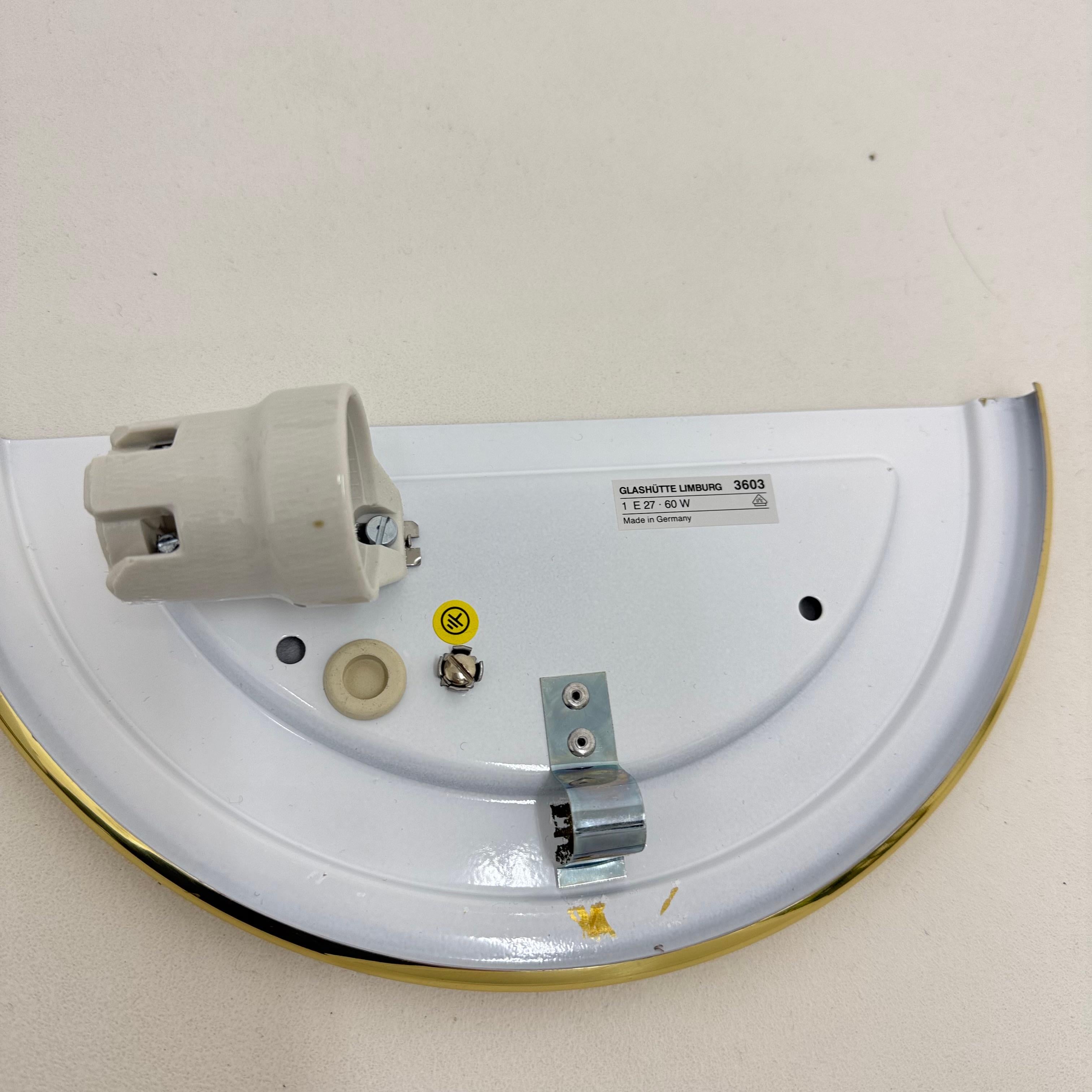 Coppia di applique Glashütte Limburg in vetro opalino con dettagli dorati in vendita 9