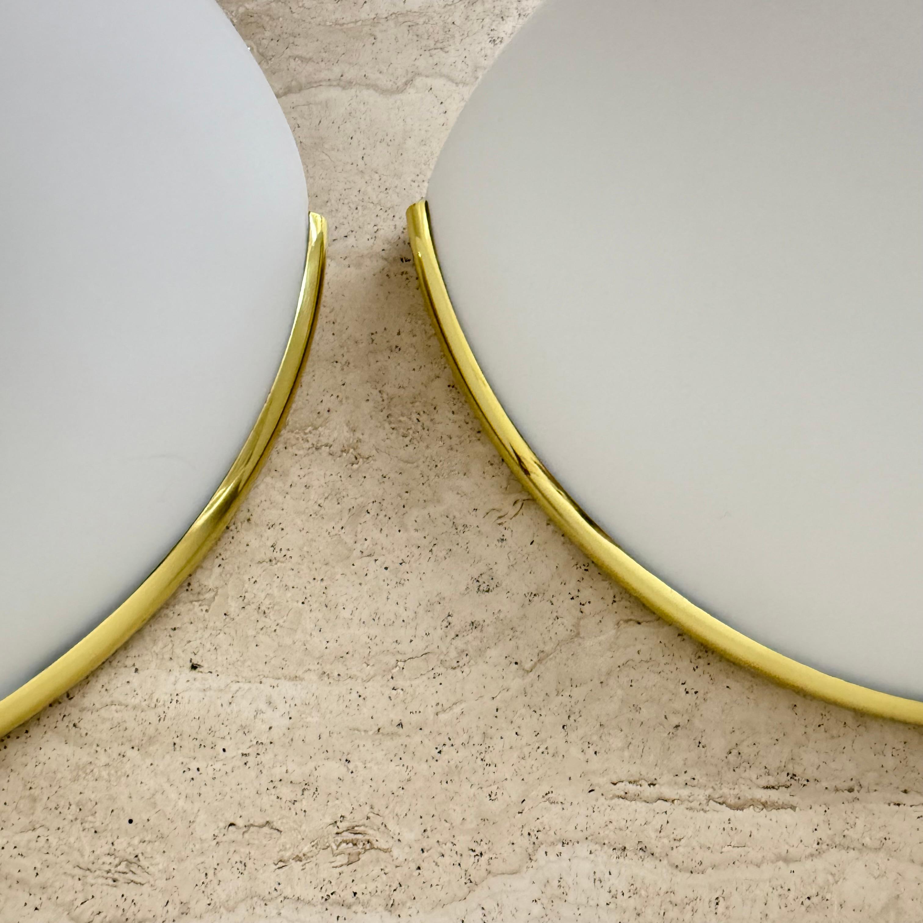 Coppia di applique Glashütte Limburg in vetro opalino con dettagli dorati in vendita 11