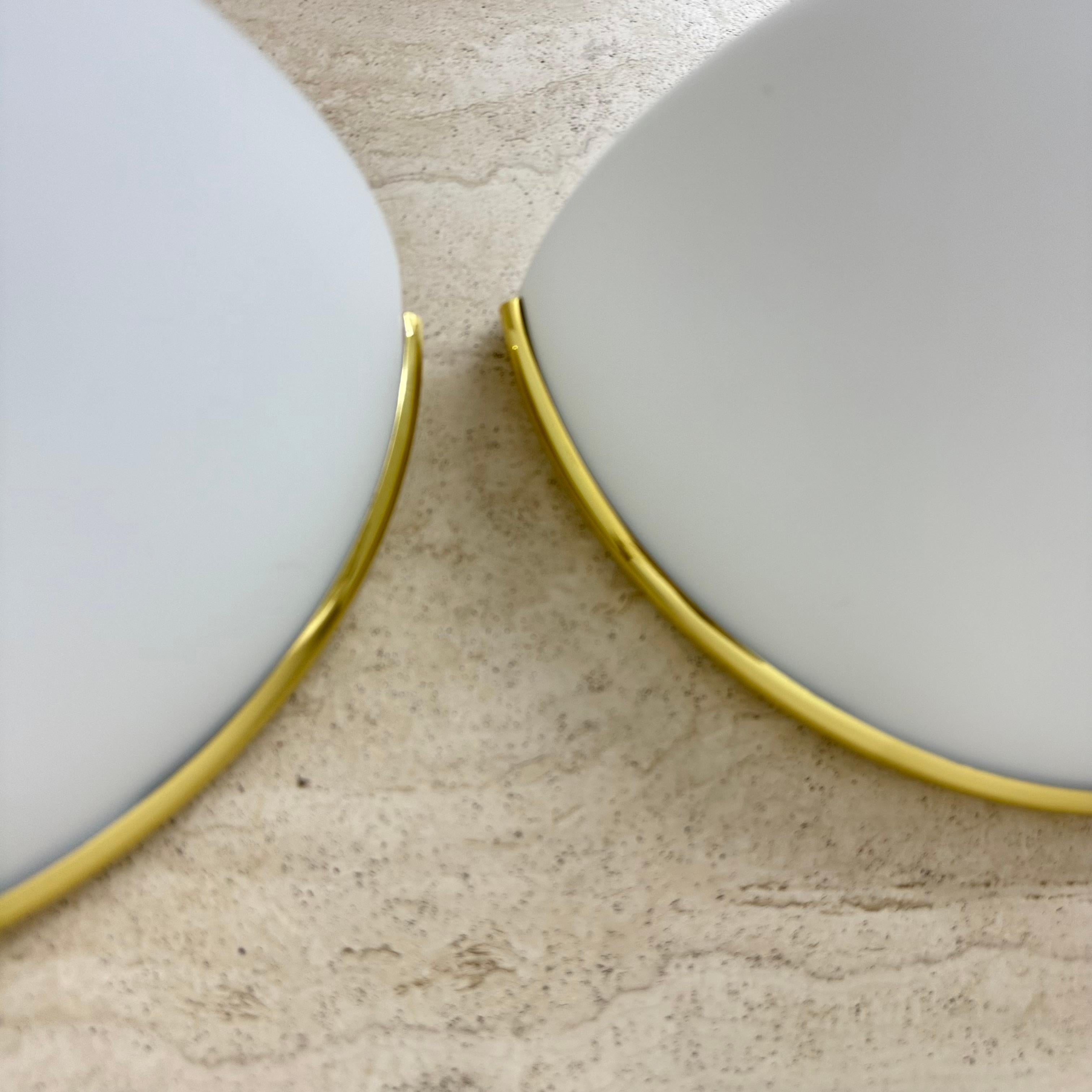 Coppia di applique Glashütte Limburg in vetro opalino con dettagli dorati in vendita 12