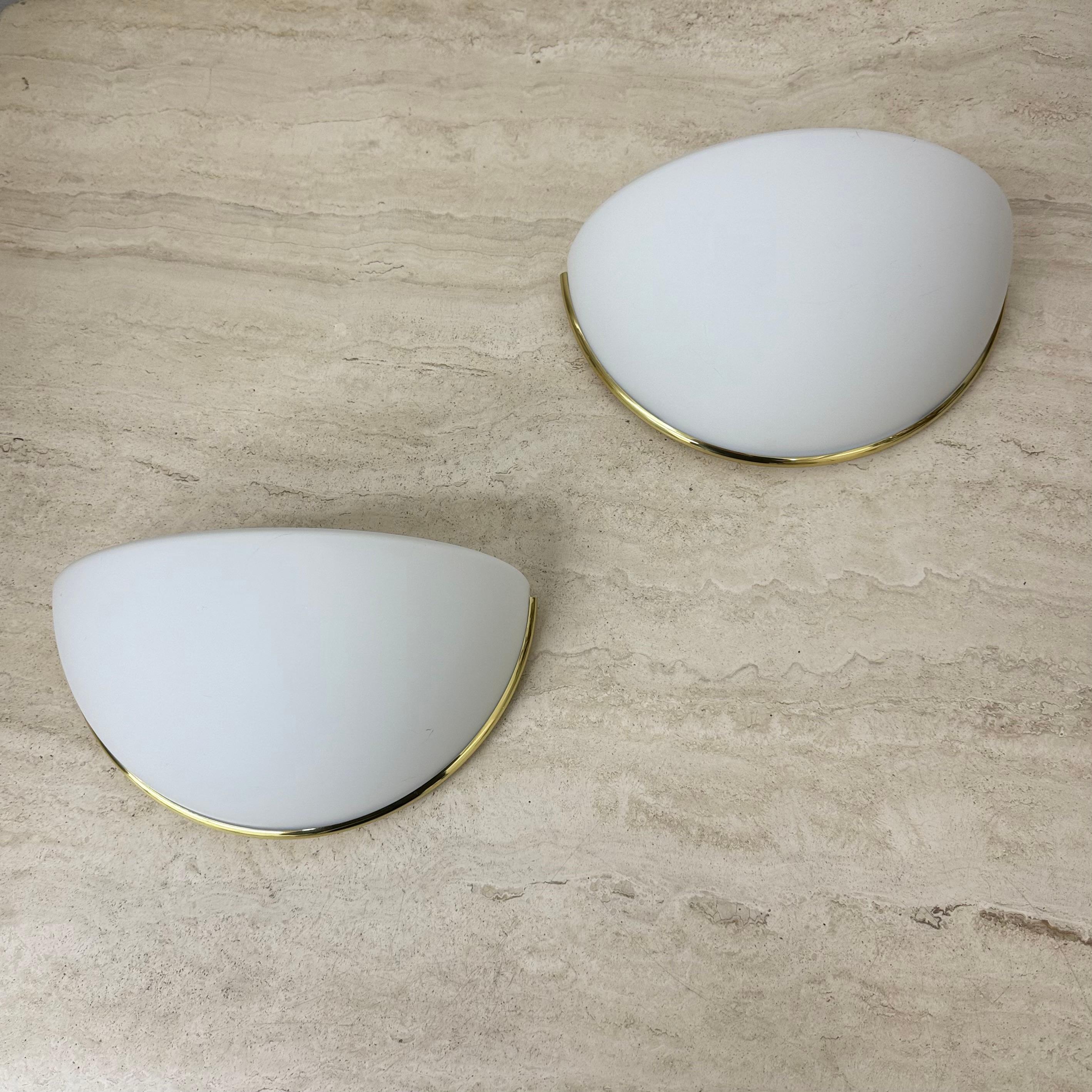 Dimensioni: 27,5 cm di larghezza, 13,5 cm di altezza, 14 cm di profondità
Condizioni: Buono
Periodo: 1970s
Materiale: Vetro, metallo
Colore: oro, bianco
