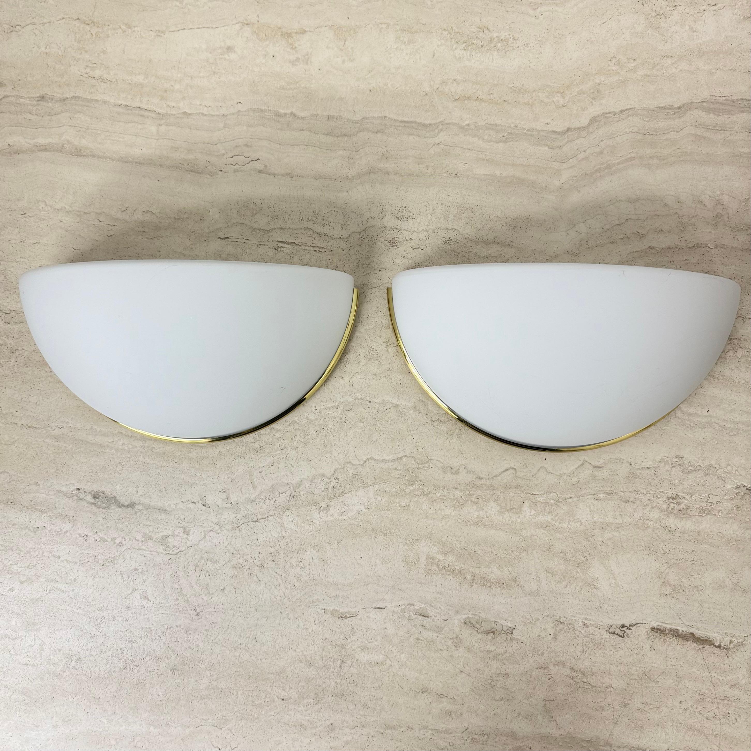 Vetro Coppia di applique Glashütte Limburg in vetro opalino con dettagli dorati in vendita