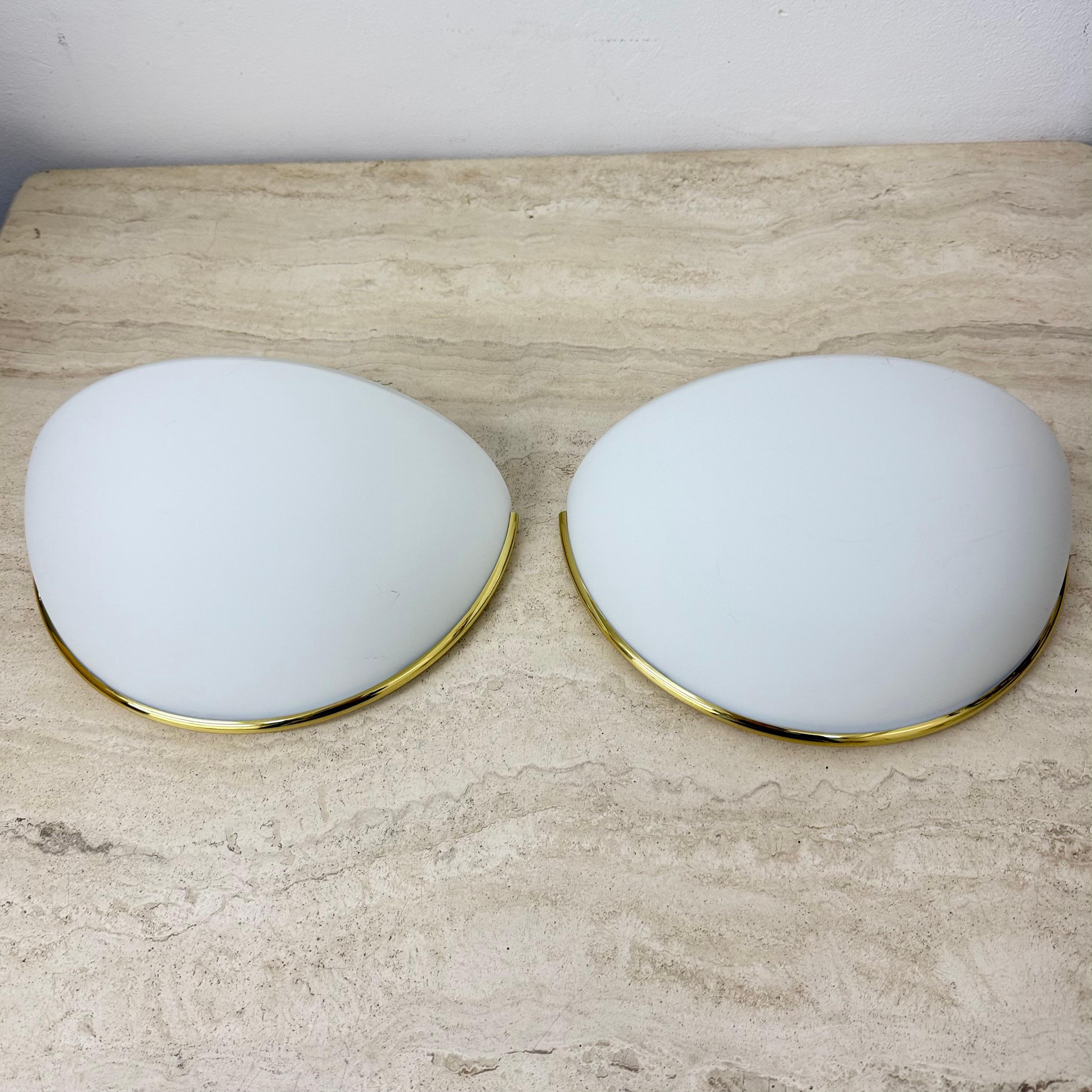 Coppia di applique Glashütte Limburg in vetro opalino con dettagli dorati in vendita 1