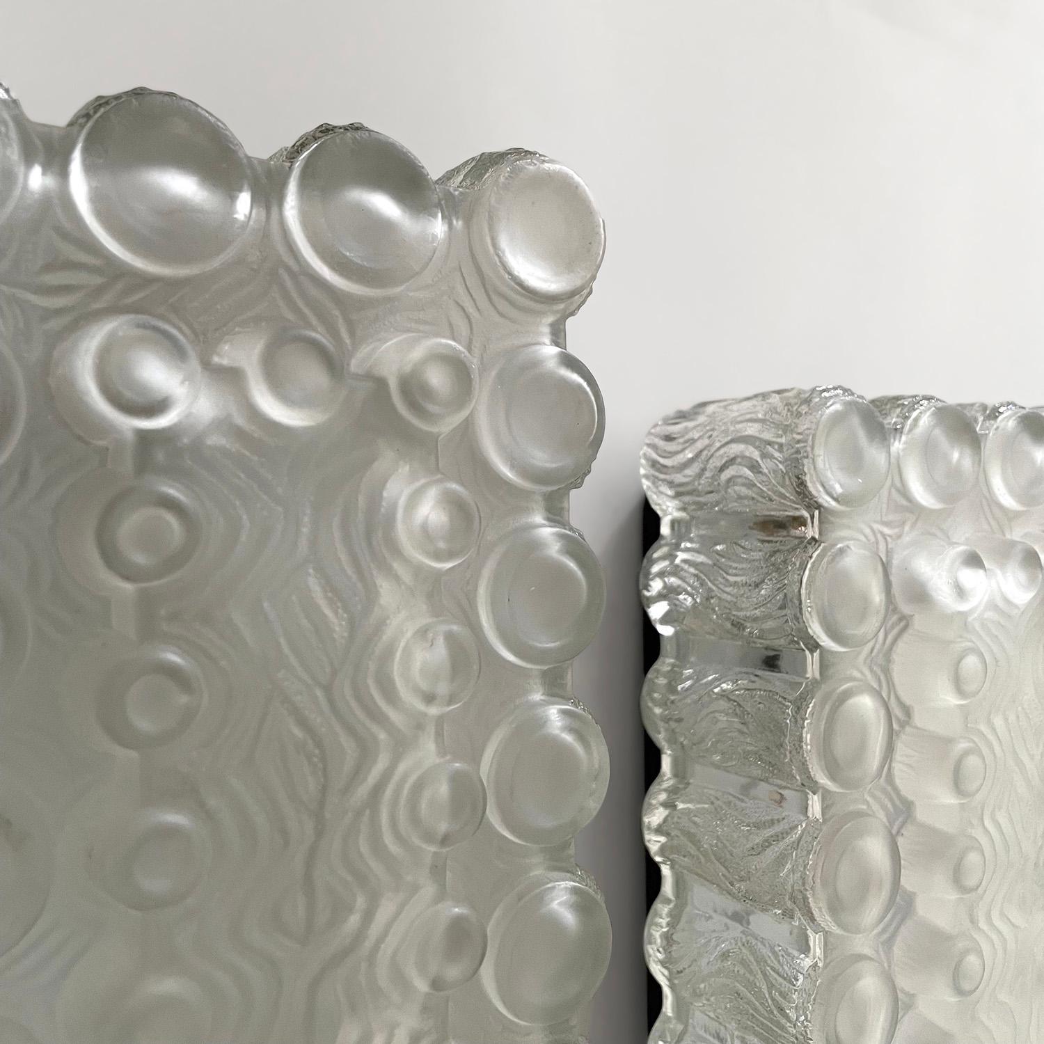 Milieu du XXe siècle Paire d'appliques à bulles en verre glacé texturé Limburg en vente