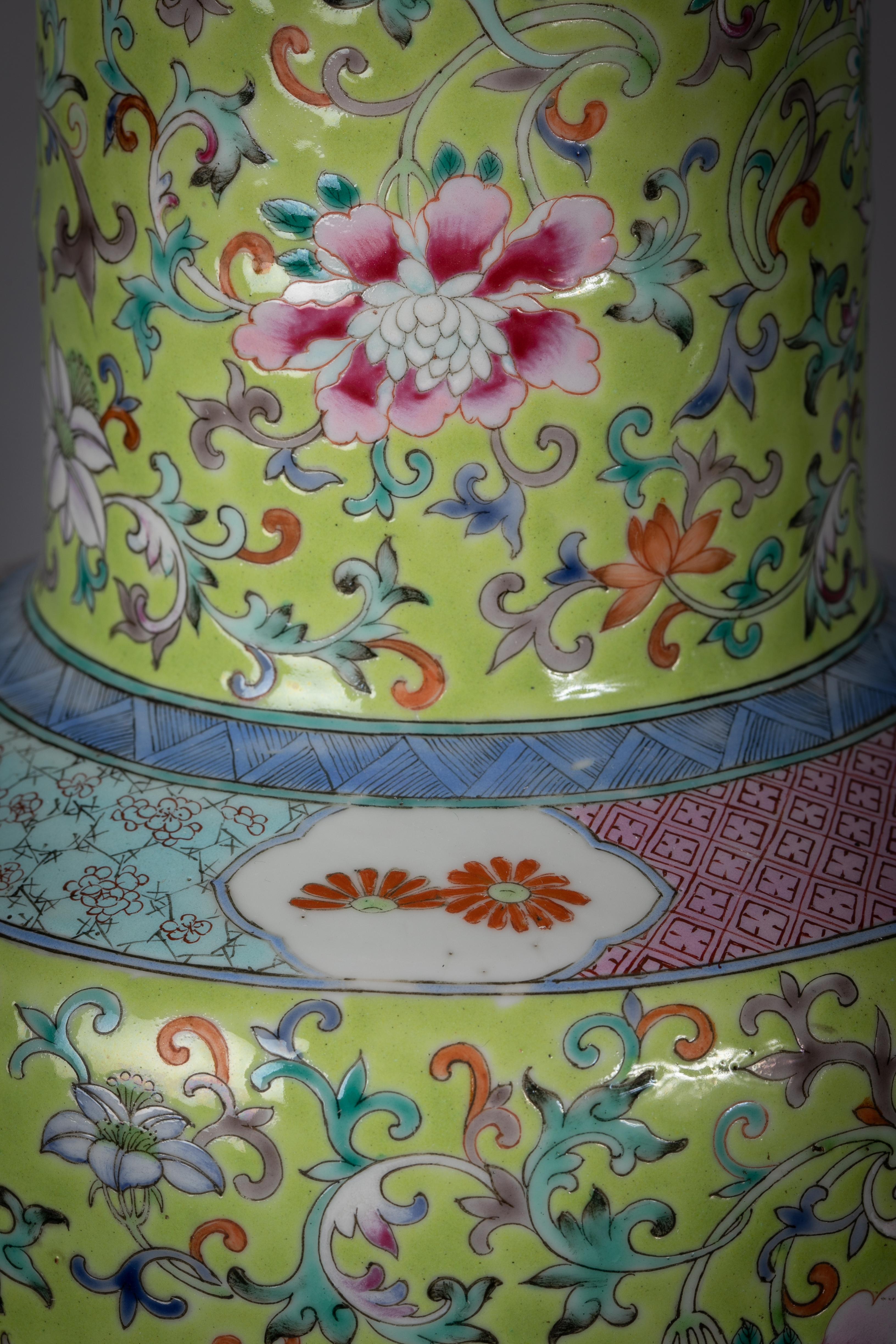 Paar lindgrüne Famille-Rose-Lampen aus chinesischem Porzellan, um 1860 (Mittleres 19. Jahrhundert) im Angebot