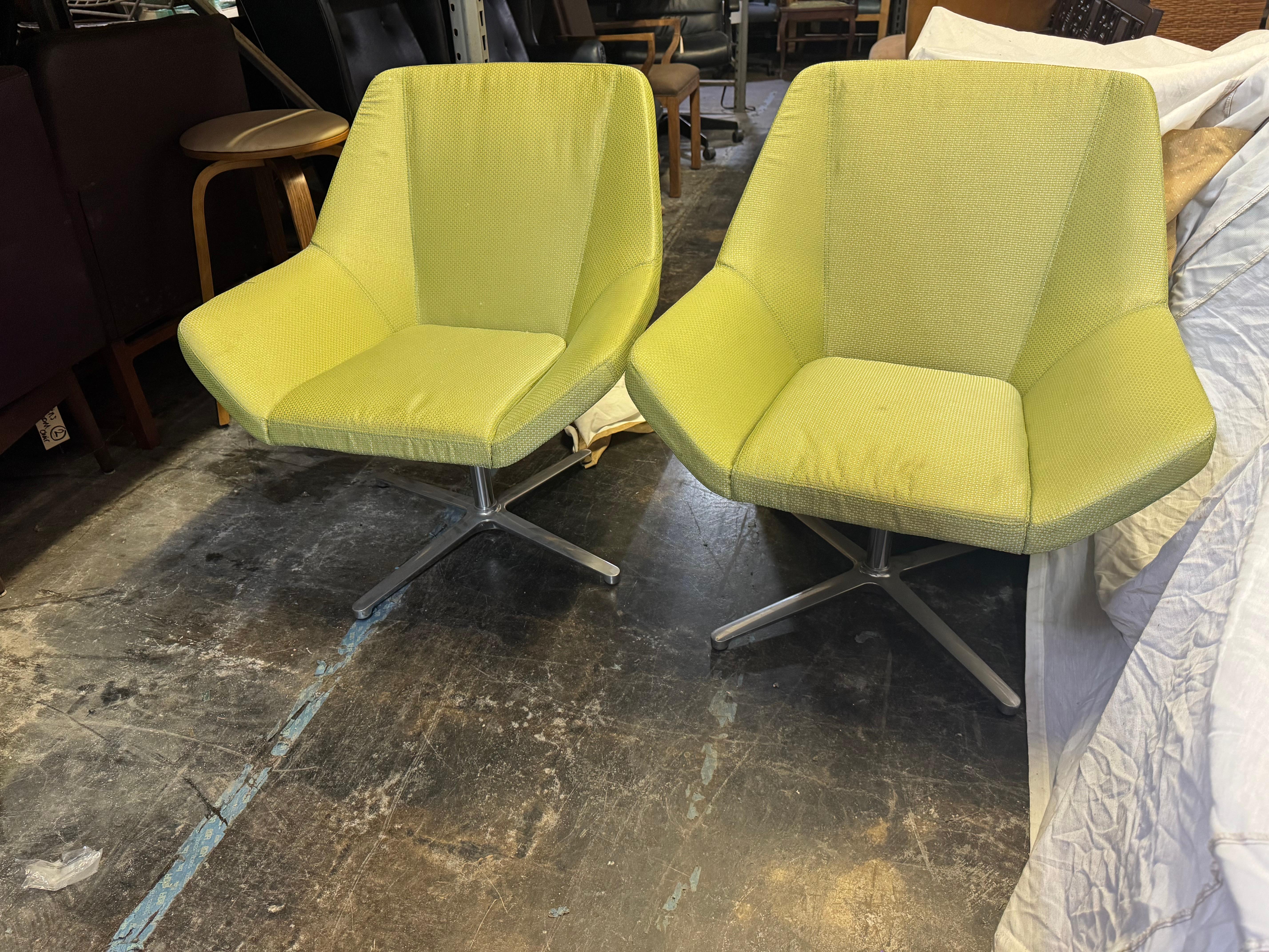 Paar lindgrüne Keilhauer Lounge-Drehstühle (Kanadisch) im Angebot