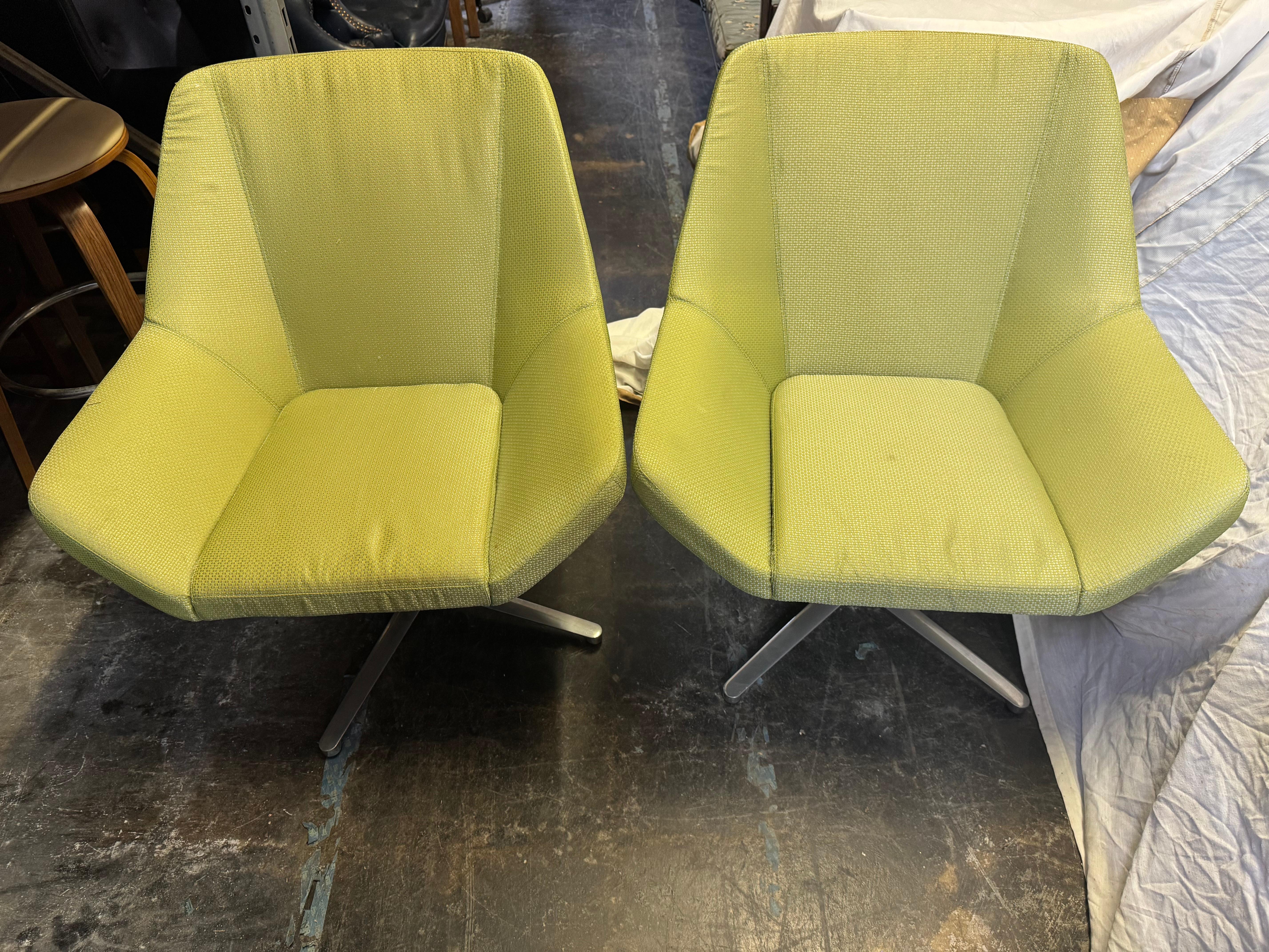 Paar lindgrüne Keilhauer Lounge-Drehstühle im Zustand „Gut“ im Angebot in Pasadena, TX