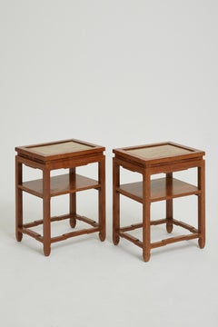 Paar Beistelltische mit gekalkter und Messingplatte