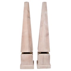 Paar Obelisken aus gekalktem Holz