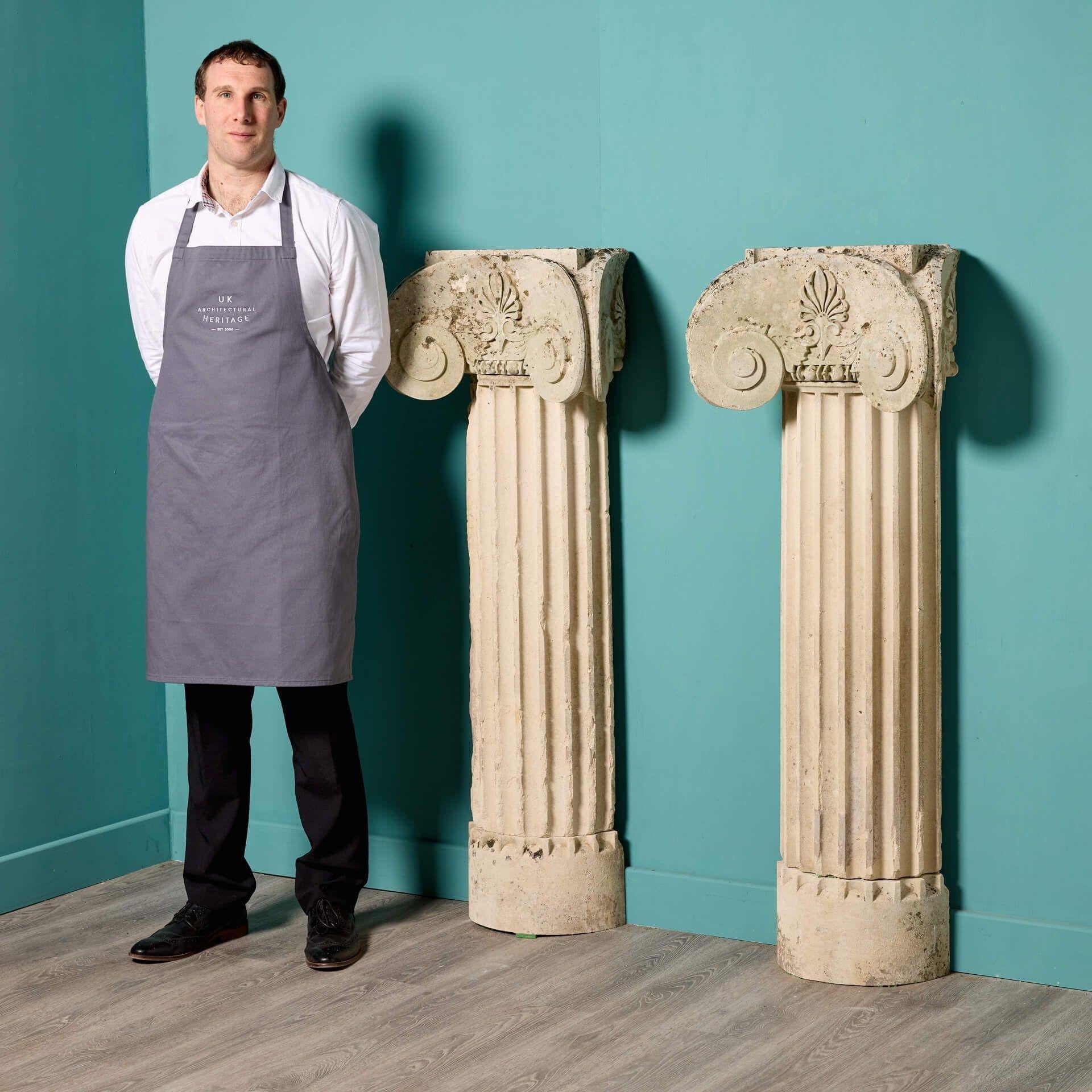 Une paire spectaculaire de colonnes ioniques en calcaire de Portland de style grec anglais, datant d'environ 1800. Utilisables comme socles d'exposition ou simplement comme éléments architecturaux, ces colonnes en pierre de la fin de la Géorgie,
