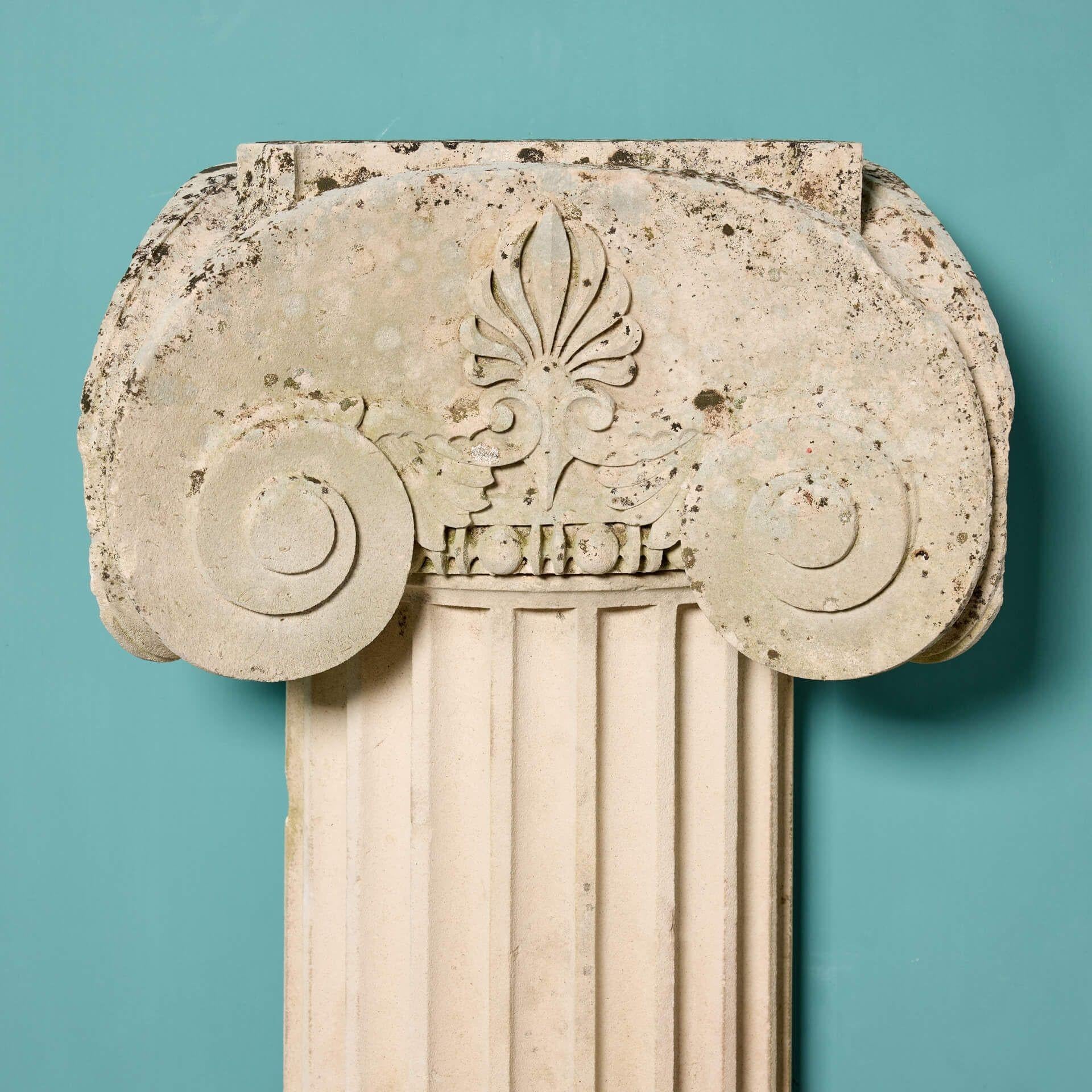 Néoclassique Paire de piédestaux à colonne ionique de style grec en pierre calcaire en vente