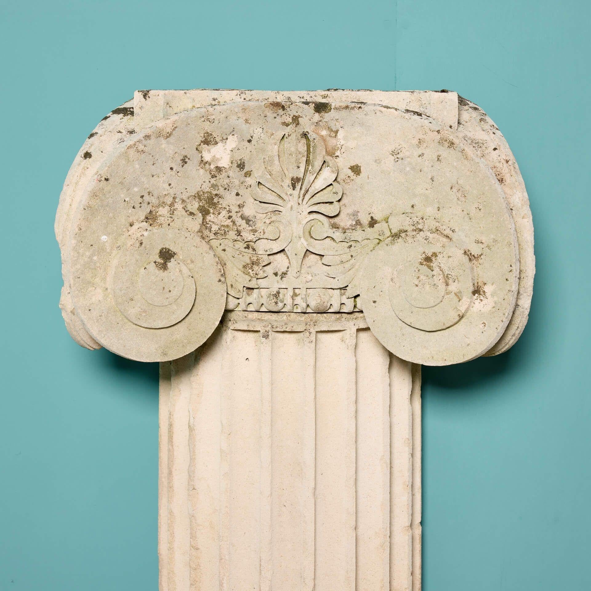 Anglais Paire de piédestaux à colonne ionique de style grec en pierre calcaire en vente