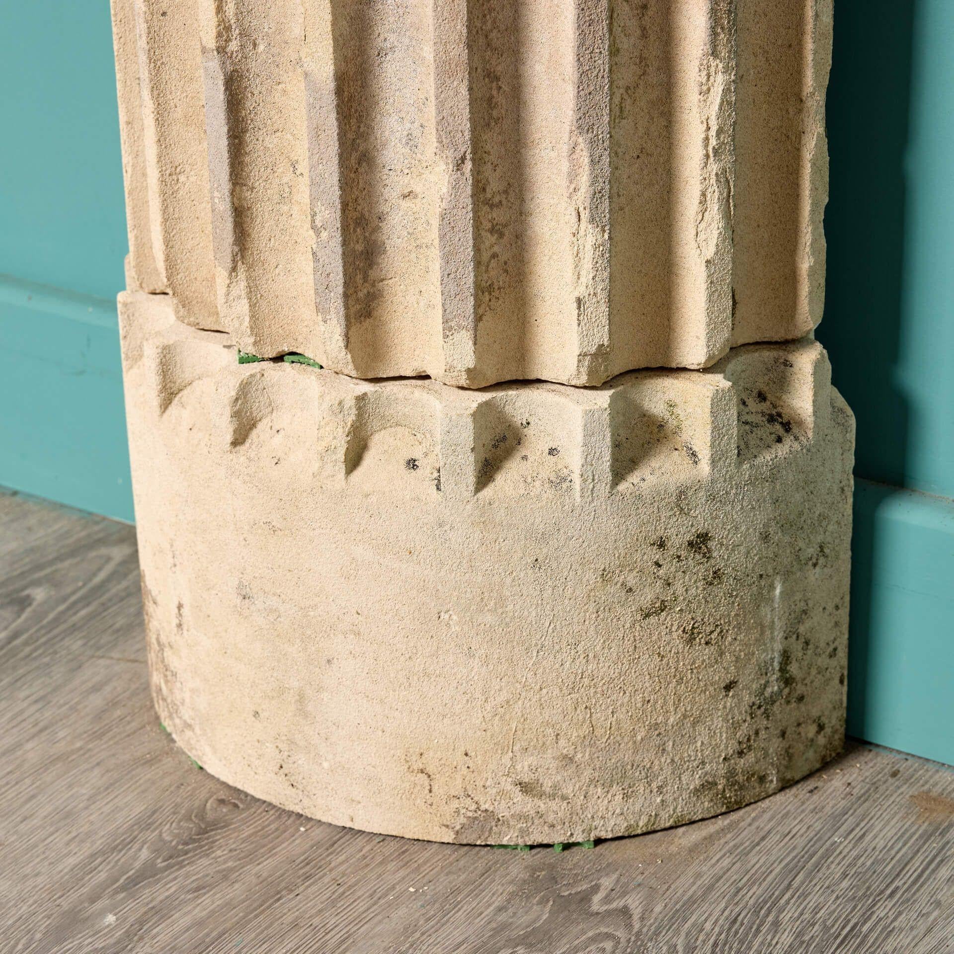 Paar Ionische Säulensockel aus Kalkstein im griechischen Stil aus Kalkstein im Zustand „Relativ gut“ im Angebot in Wormelow, Herefordshire