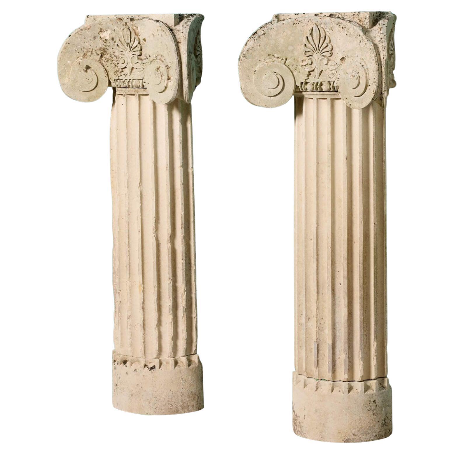 Paire de piédestaux à colonne ionique de style grec en pierre calcaire en vente