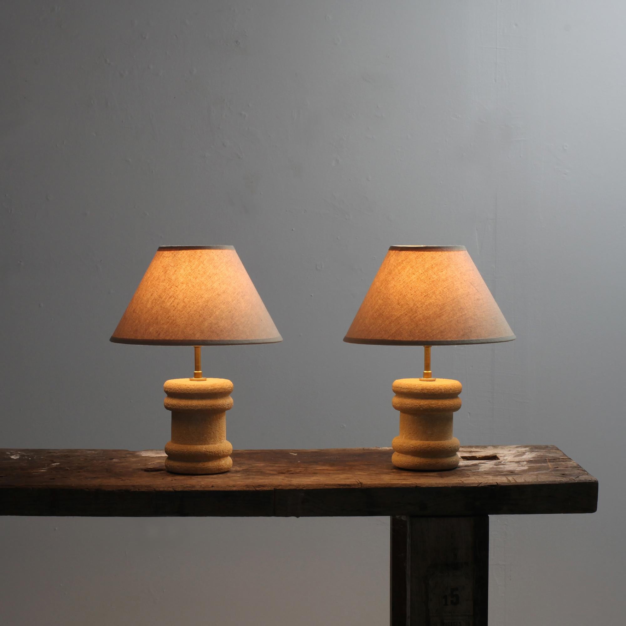 Belle paire de lampes de table en pierre calcaire, Italie, années 1970.
Bon état et abat-jour neufs.
dimensions sans abat-jour : 
Diamètre : 10 cm
Hauteur : 23 cm