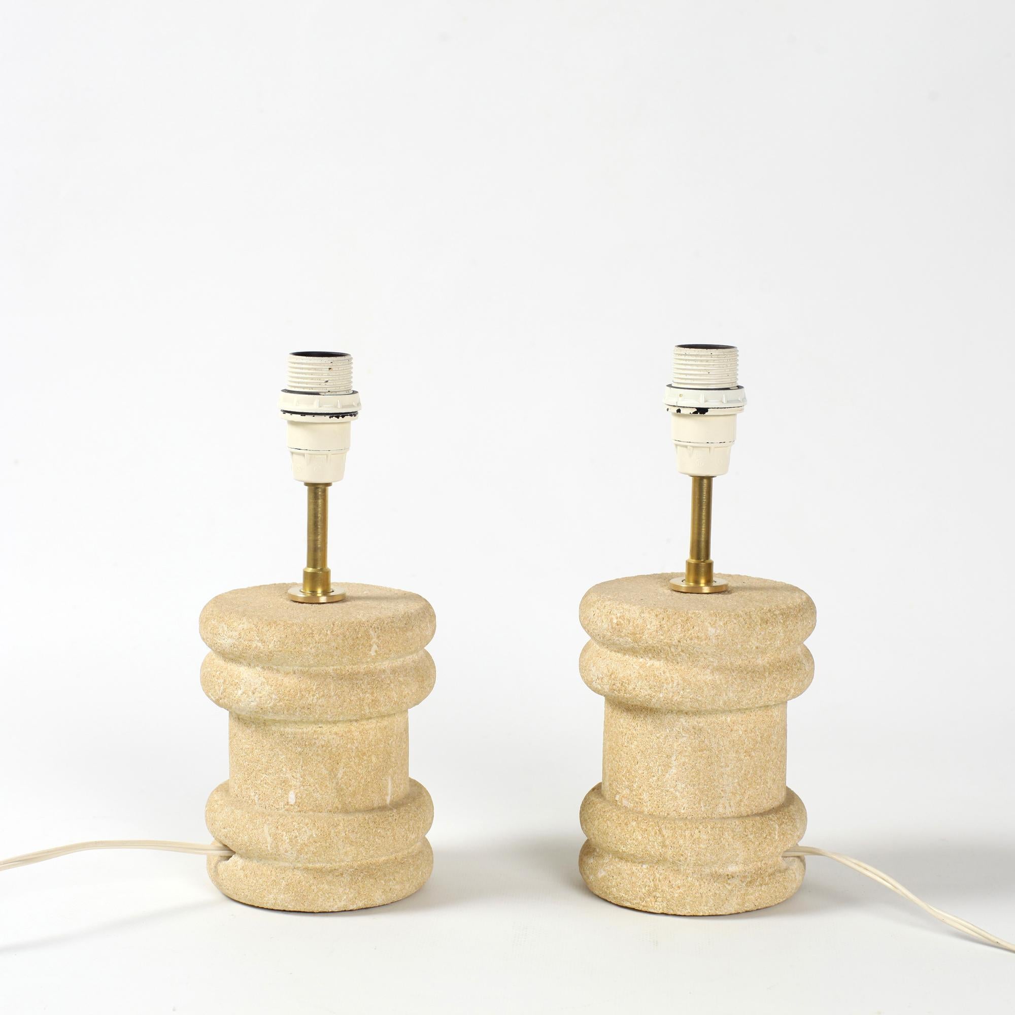 Laiton Paire de lampes de table en pierre calcaire Italie 1970 en vente