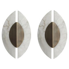 Coppia di applique lineari in alabastro italiano "Shield", bronzo spazzolato