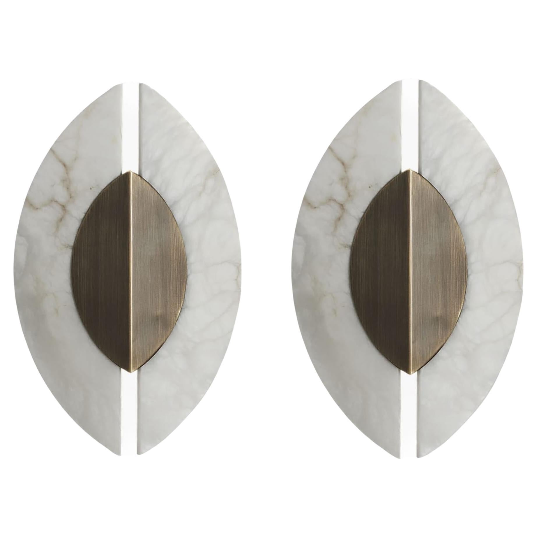 Paar lineare italienische Alabaster-Wandleuchter „Shield“ aus gebürsteter Bronze im Angebot
