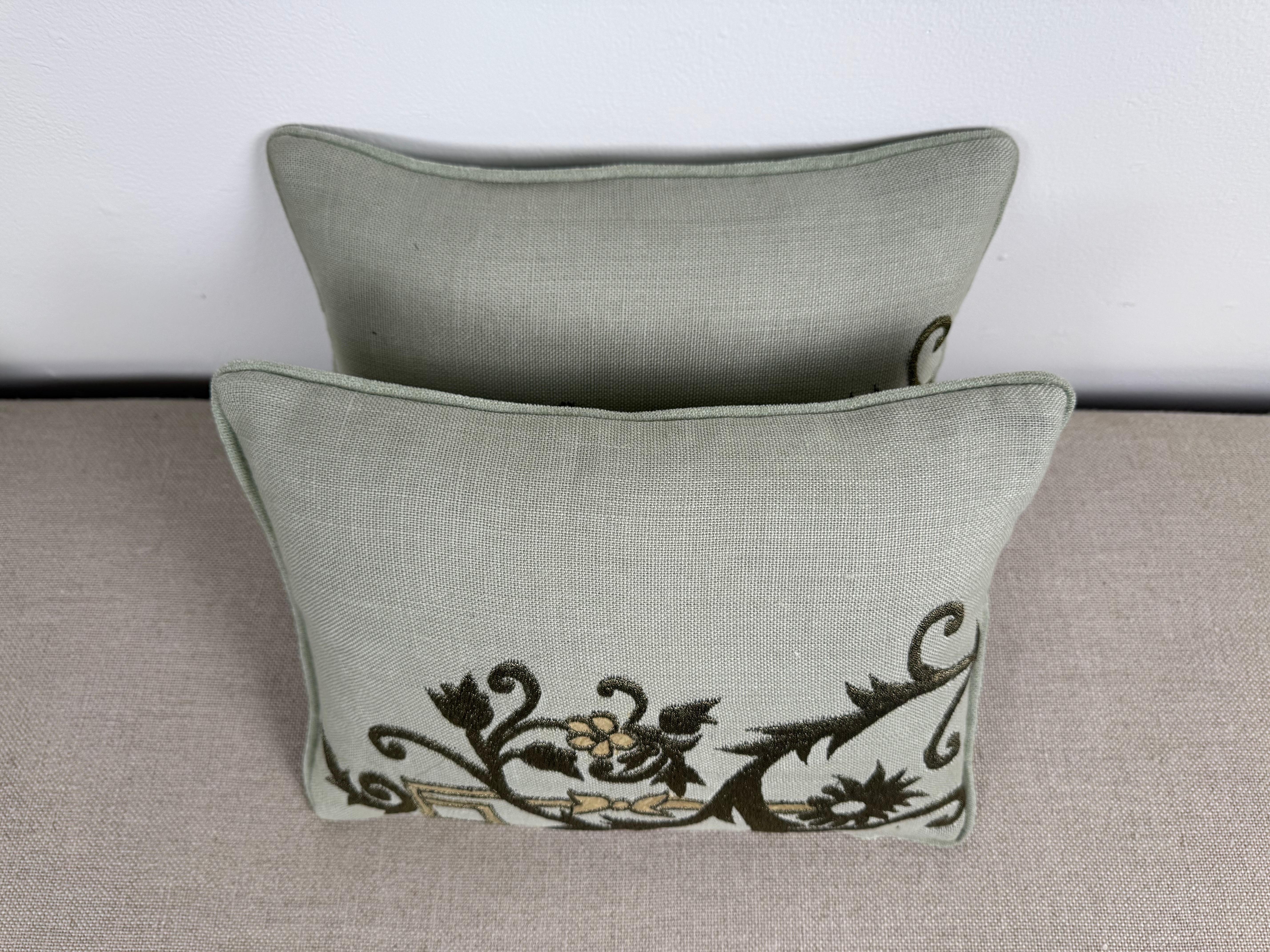 Questi graziosi cuscini piccoli sono realizzati in morbido lino color salvia e presentano ricami dettagliati realizzati da Embroidery Palace. La parte anteriore presenta un elegante motivo floreale e fogliare a scorrimento nelle tonalità terrose del