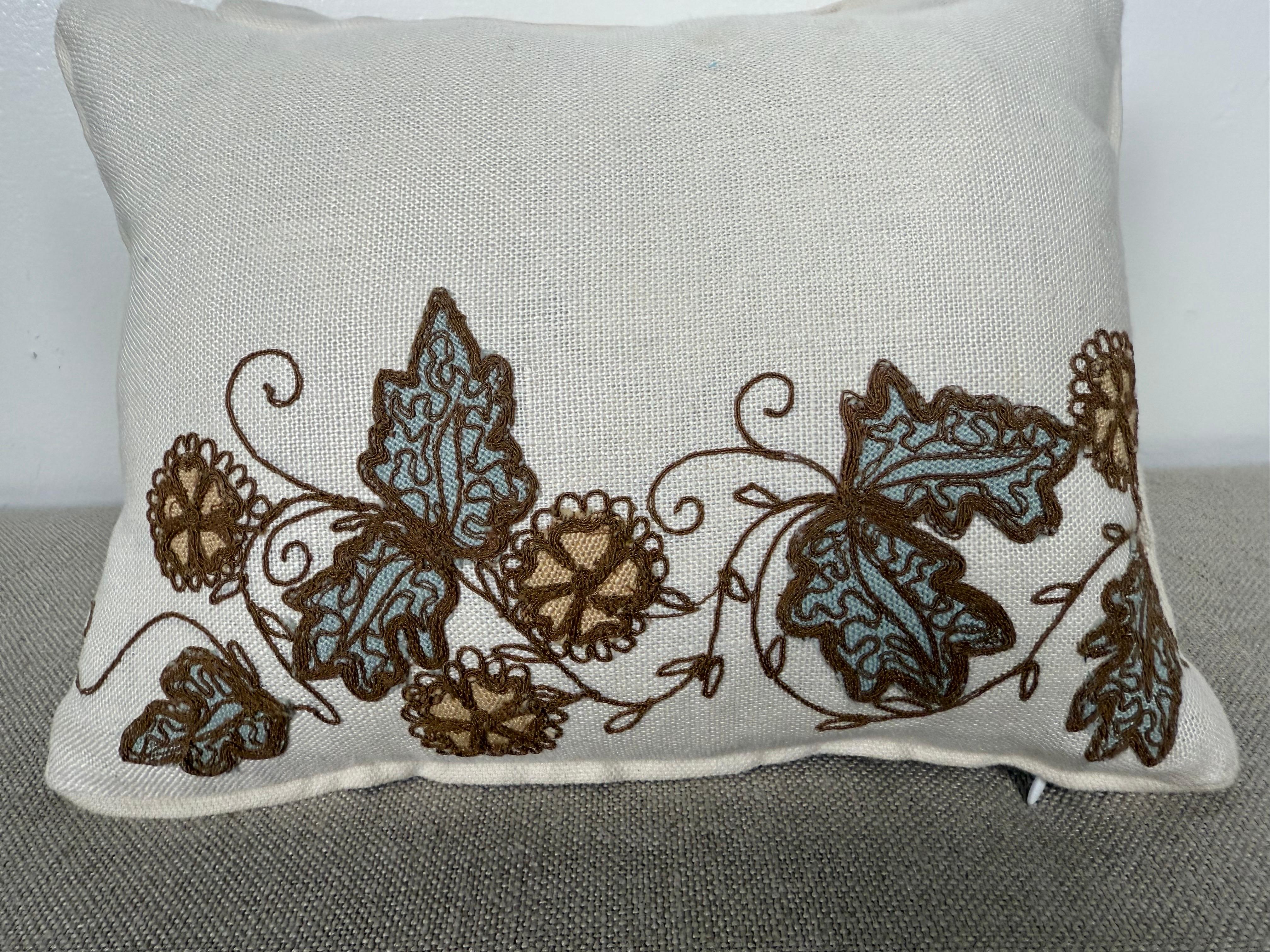 Rococò Coppia di cuscini ricamati in lino in vendita