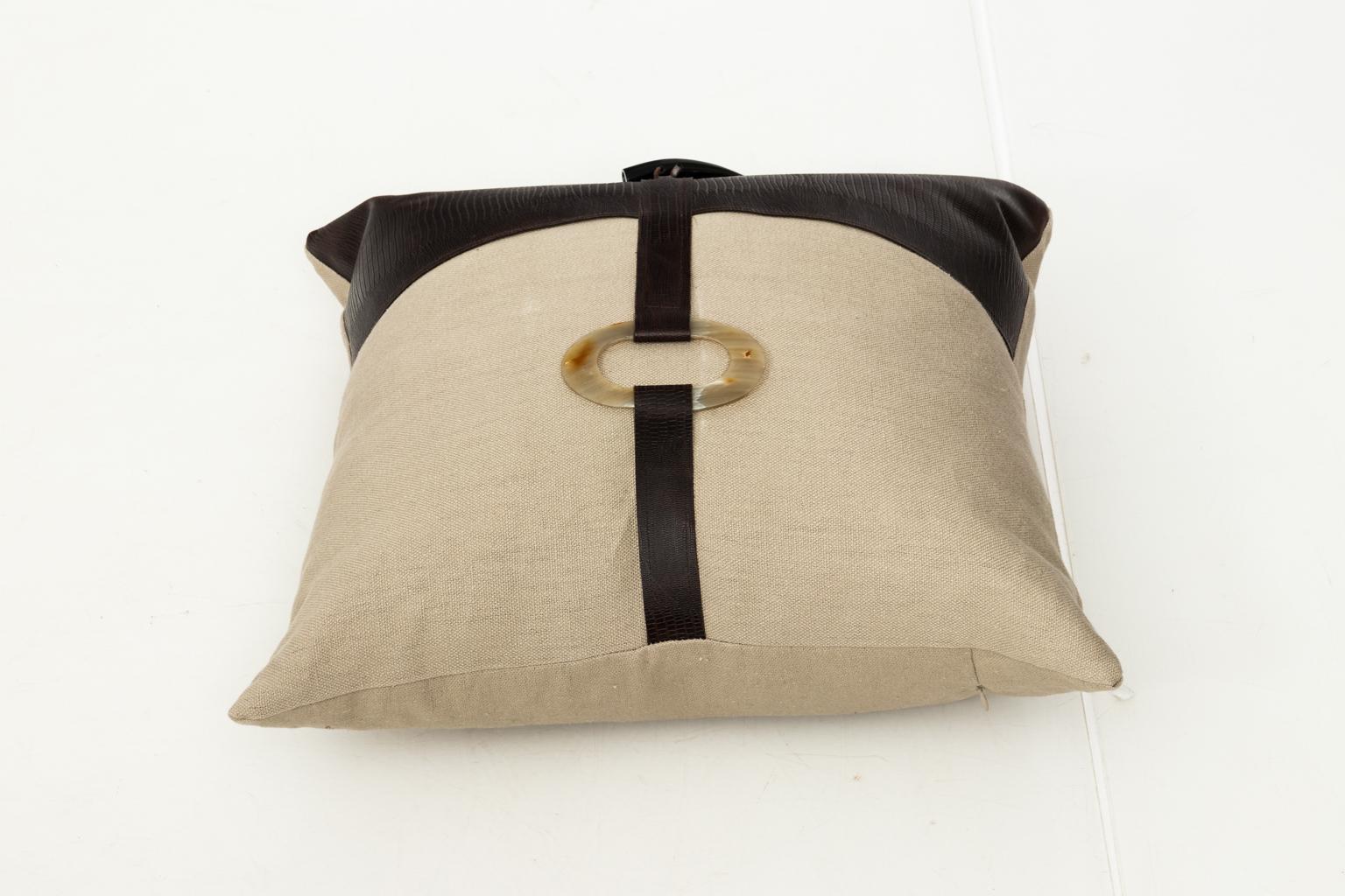 Pair of Linen Throw Pillows im Angebot 7