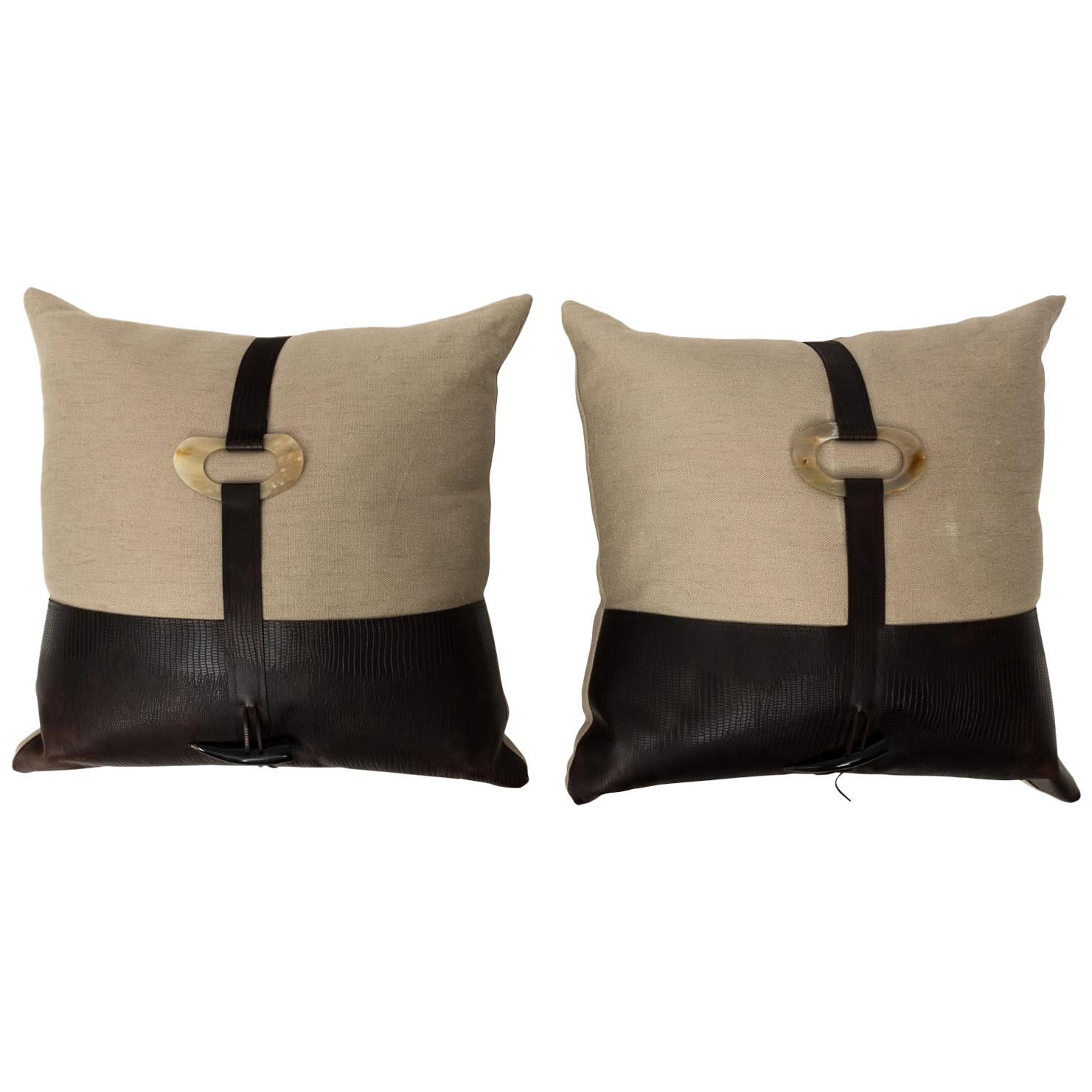 Pair of Linen Throw Pillows im Angebot