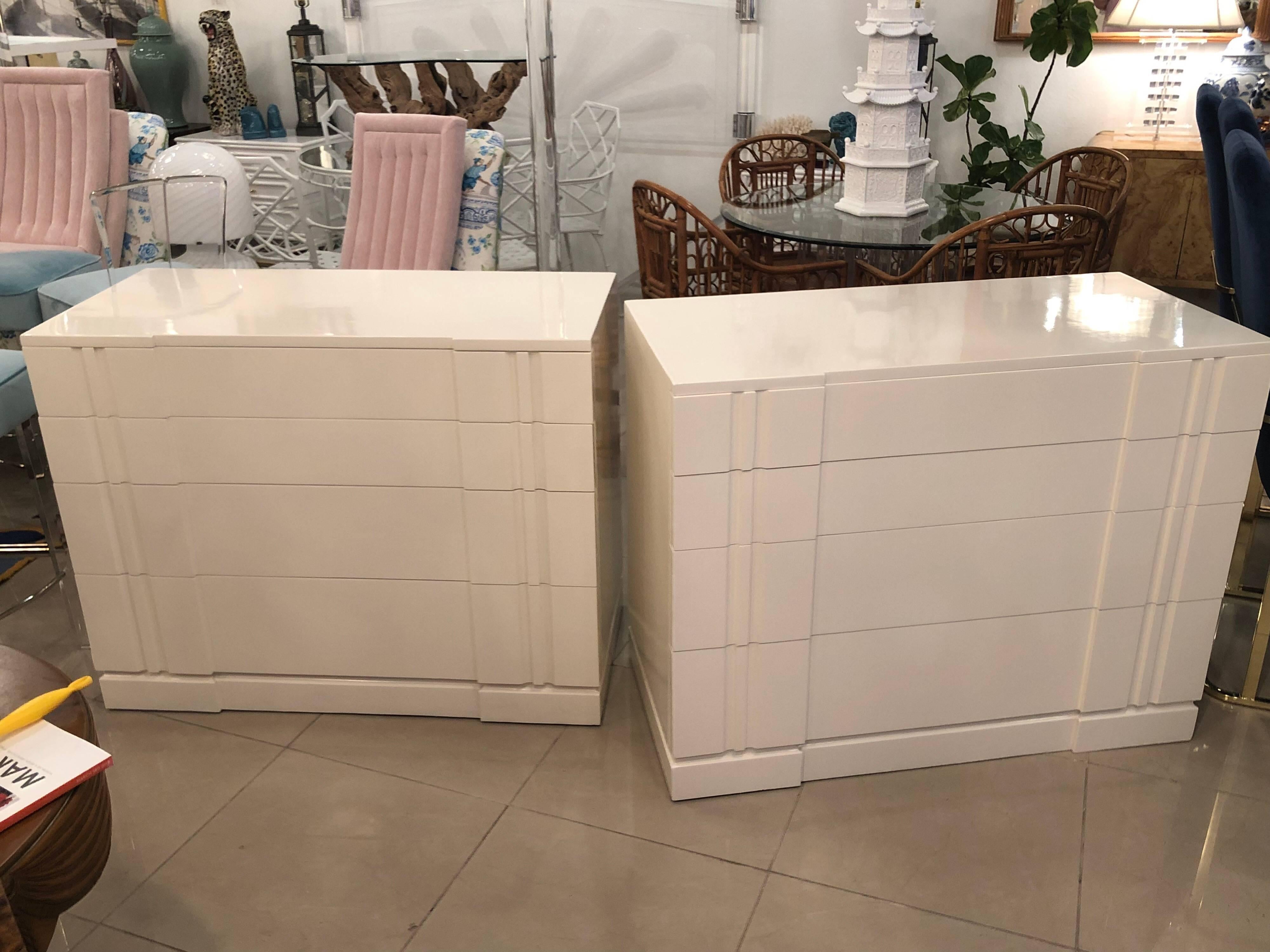 Pair of Linen White Lacquered Bachelor Chests Nightstands Dressers Vintage  In Excellent Condition In West Palm Beach, FL