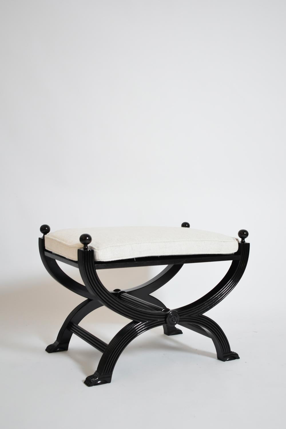 Paire de tabourets curule néoclassiques laqués noir avec boules à chaque angle et pieds en pattes de lion, années 1960.