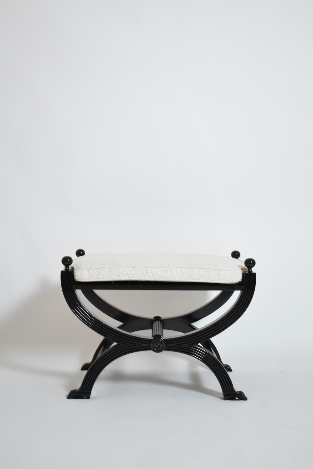 Pareja de taburetes curules neoclásicos con patas de león, años 60. Lacado en venta
