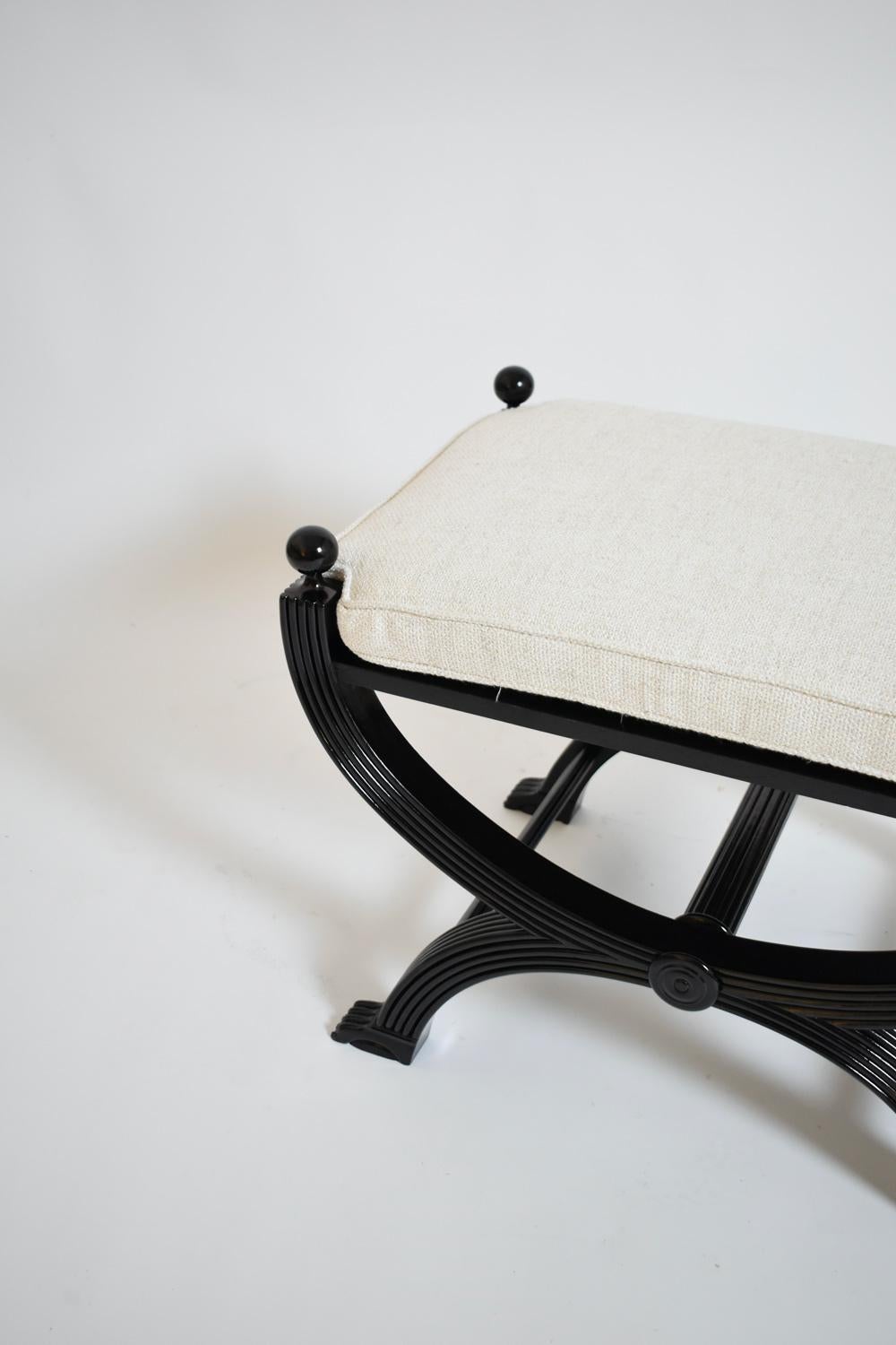 Laqué Paire de tabourets curule néoclassiques à pieds en pattes de lion, années 1960. en vente