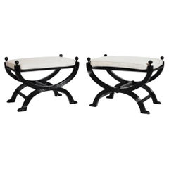 Paire de tabourets curule néoclassiques à pieds en pattes de lion, années 1960.
