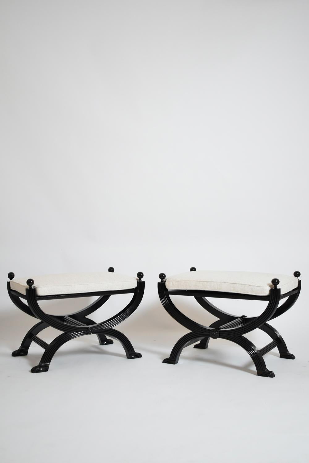 Paire de tabourets curule néoclassiques à pieds en pattes de lion, années 1960. en vente