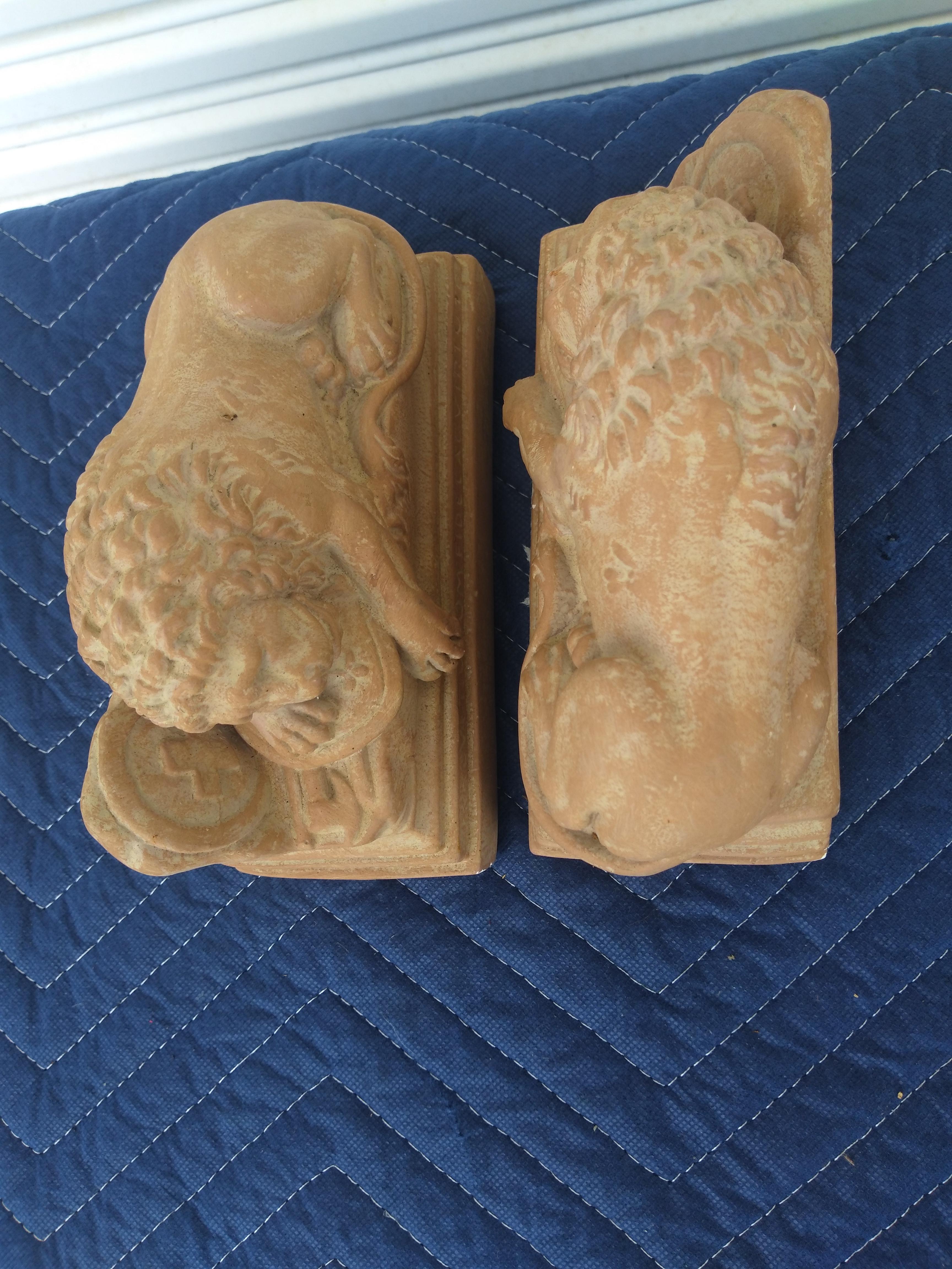 Si tratta di una coppia di fermalibri in gesso di qualità museale, realizzati da Alva. 