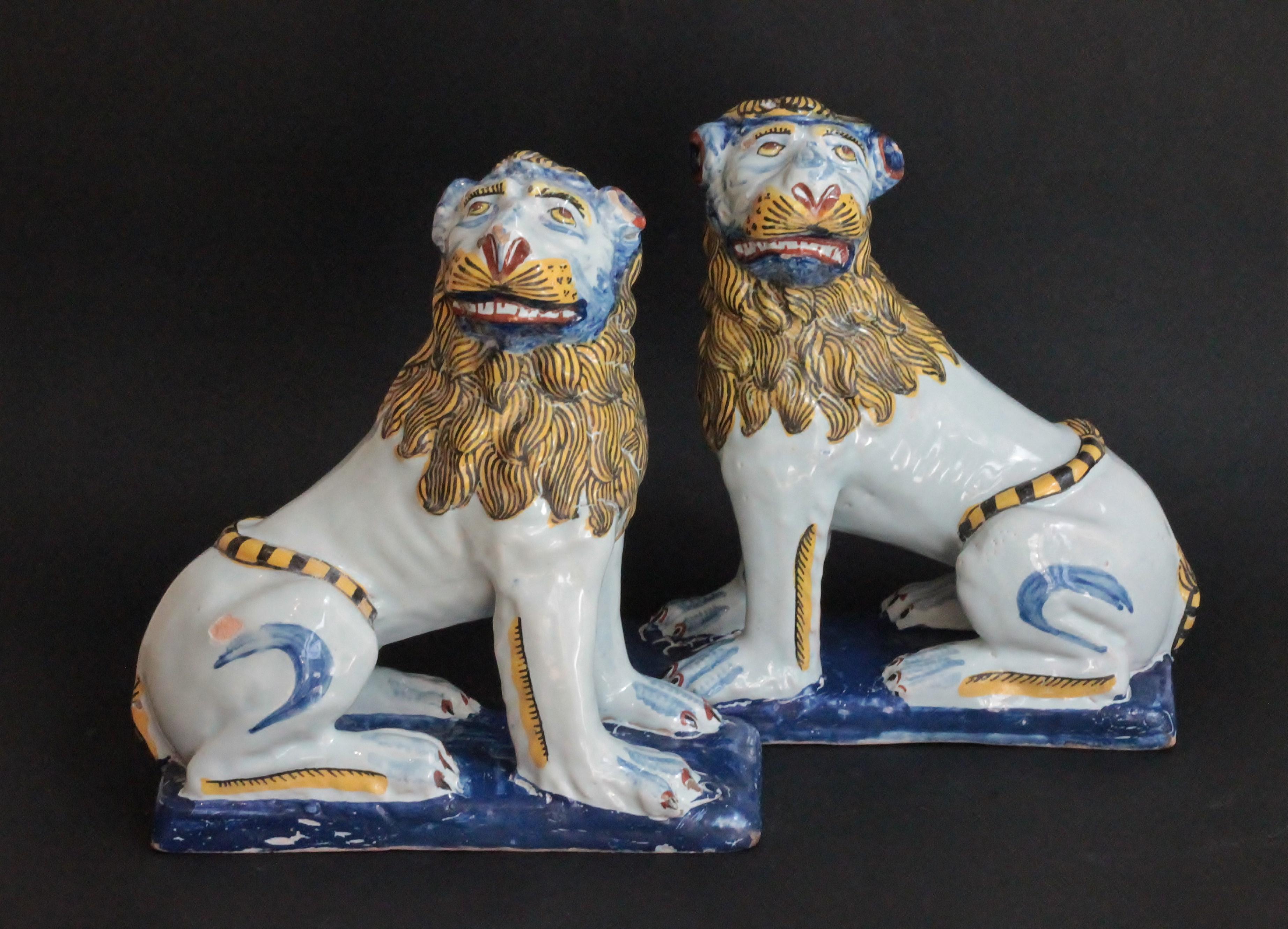 A pair of lions in faience of Rouen (France), seated on rectangular base decorated with naturalistically colors,
circa 1760, 18th century.
Measures: H. 22 cm; W. 20 cm; D.
A little lack of enamel restored on the leg.
 