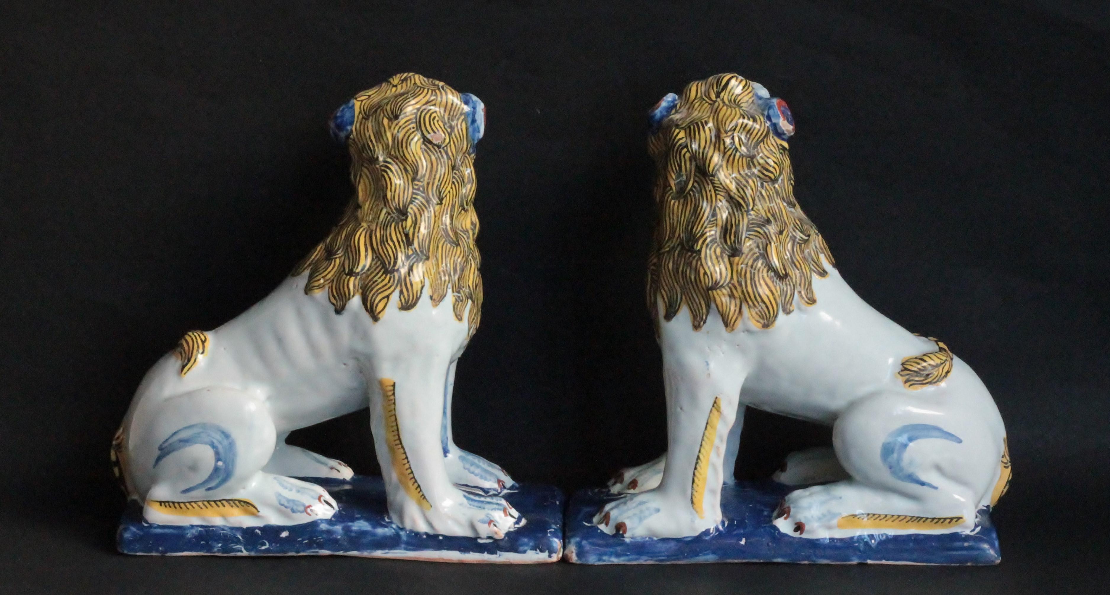 Pair of Lions in Faience of Rouen 'France', circa 1760 In Good Condition For Sale In Paris, FR