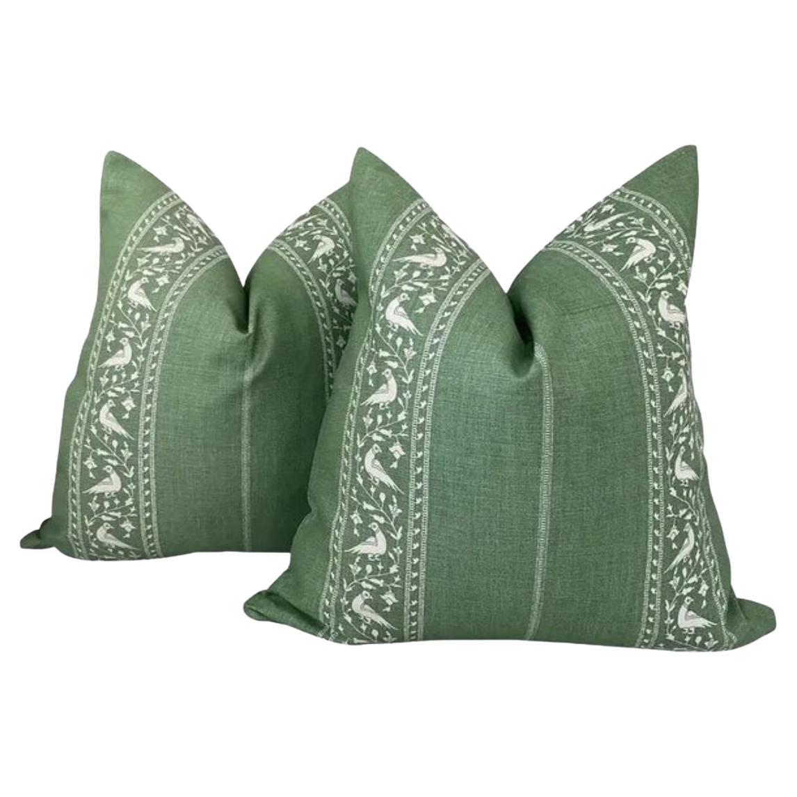 Coppia di cuscini Lisa Fine Baroda in verde menta con imbottitura in piuma d
oca a due lati da 22 pollici