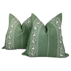 Coppia di cuscini Lisa Fine Baroda in verde menta con imbottitura in piuma d
oca a due lati da 22 pollici