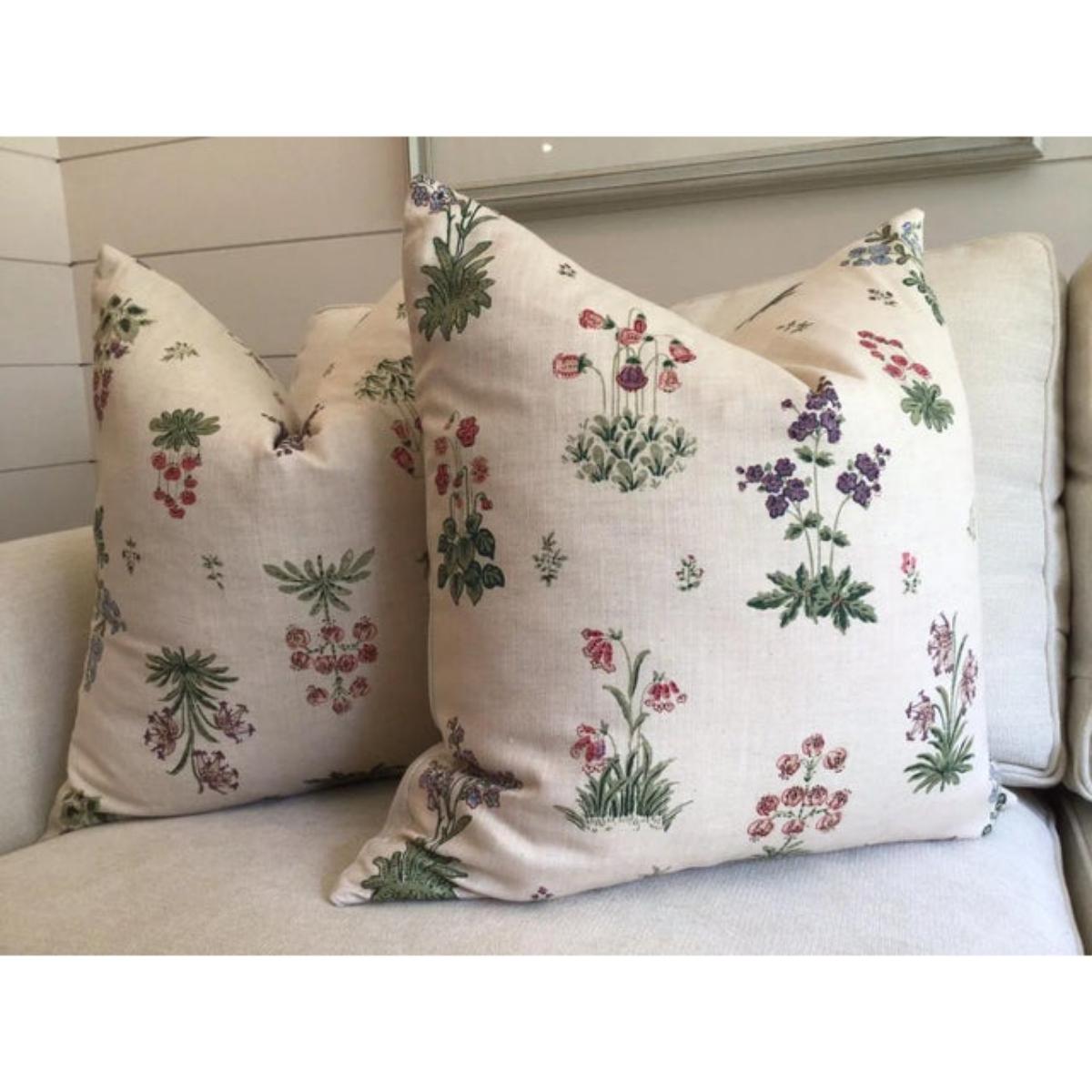 Cosa lo rende speciale:
Questi cuscini sono caratterizzati dal colore Nature di Vita. Adorabili fiori di campo su uno sfondo naturale di lino color crema. Anche il retro è in lino naturale. Il cuscino è dotato di una chiusura a cerniera nascosta.

I