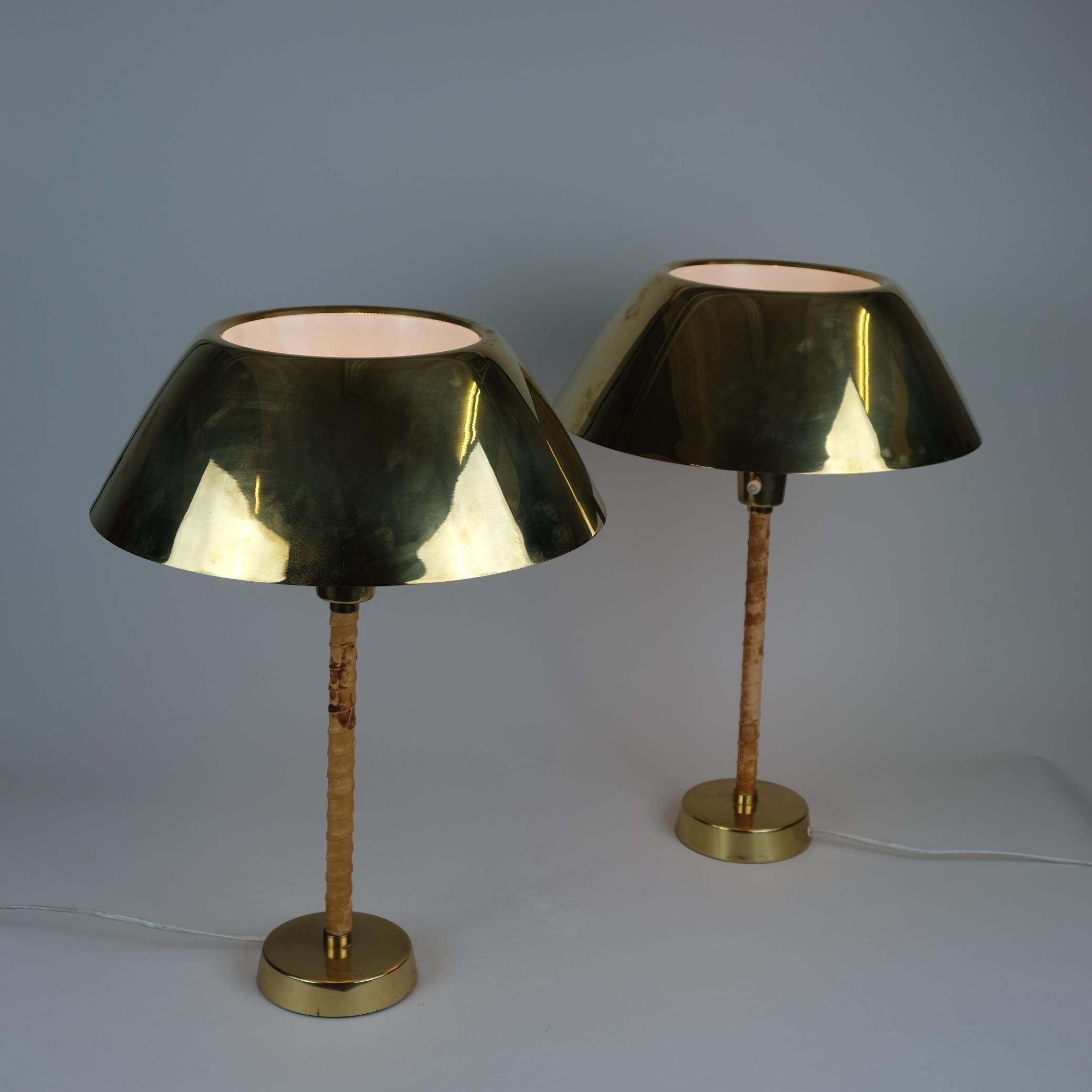 Una coppia di imponenti lampade da tavolo con paralumi in ottone massiccio disegnate da Lisa Johansson-Pape e prodotte da Orno In Finlandia a metà del XX secolo. La pelle di queste lampade ha una bella patina ed entrambe sono stampate. La