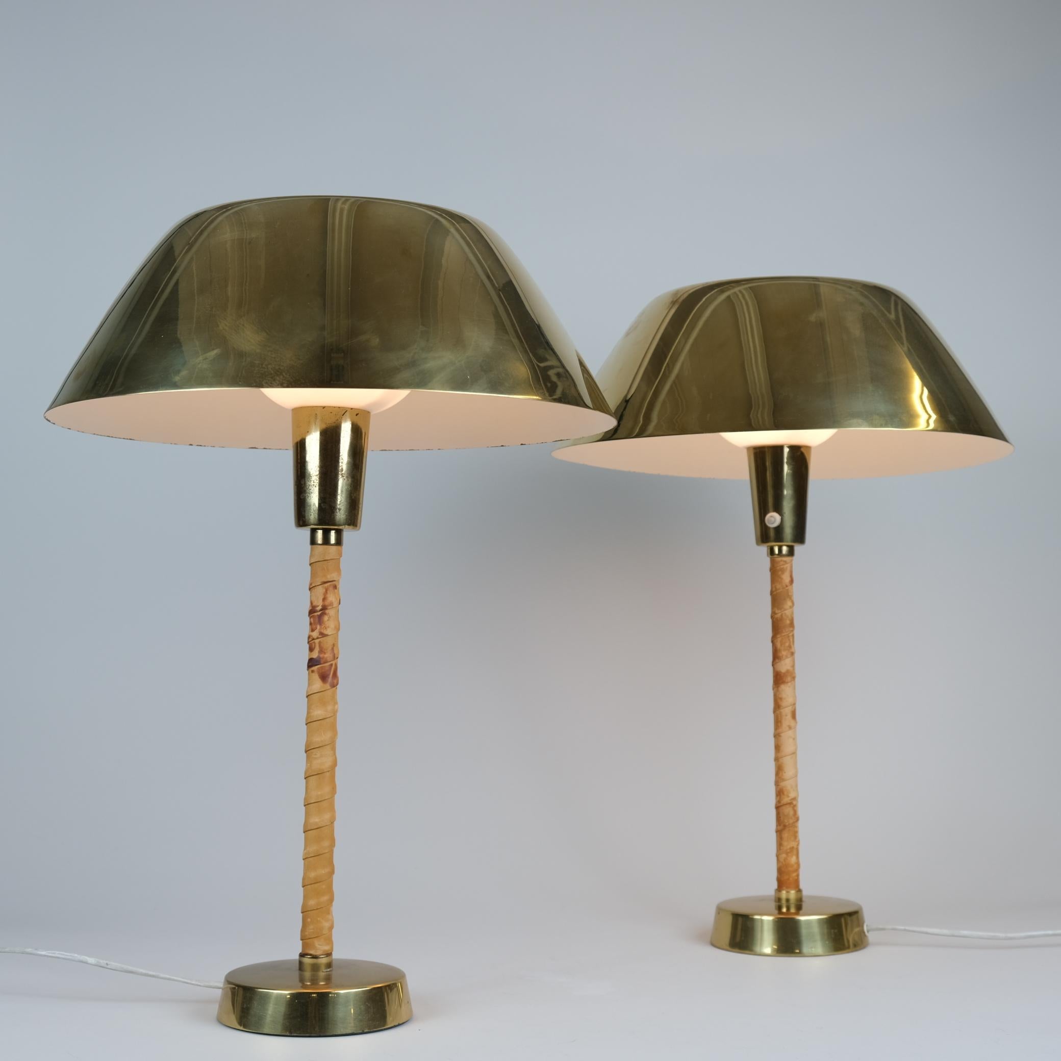 Scandinavo moderno Coppia di lampade da tavolo Lisa Johansson-Pape `Ihanne` in ottone e pelle, Orno 1950 in vendita