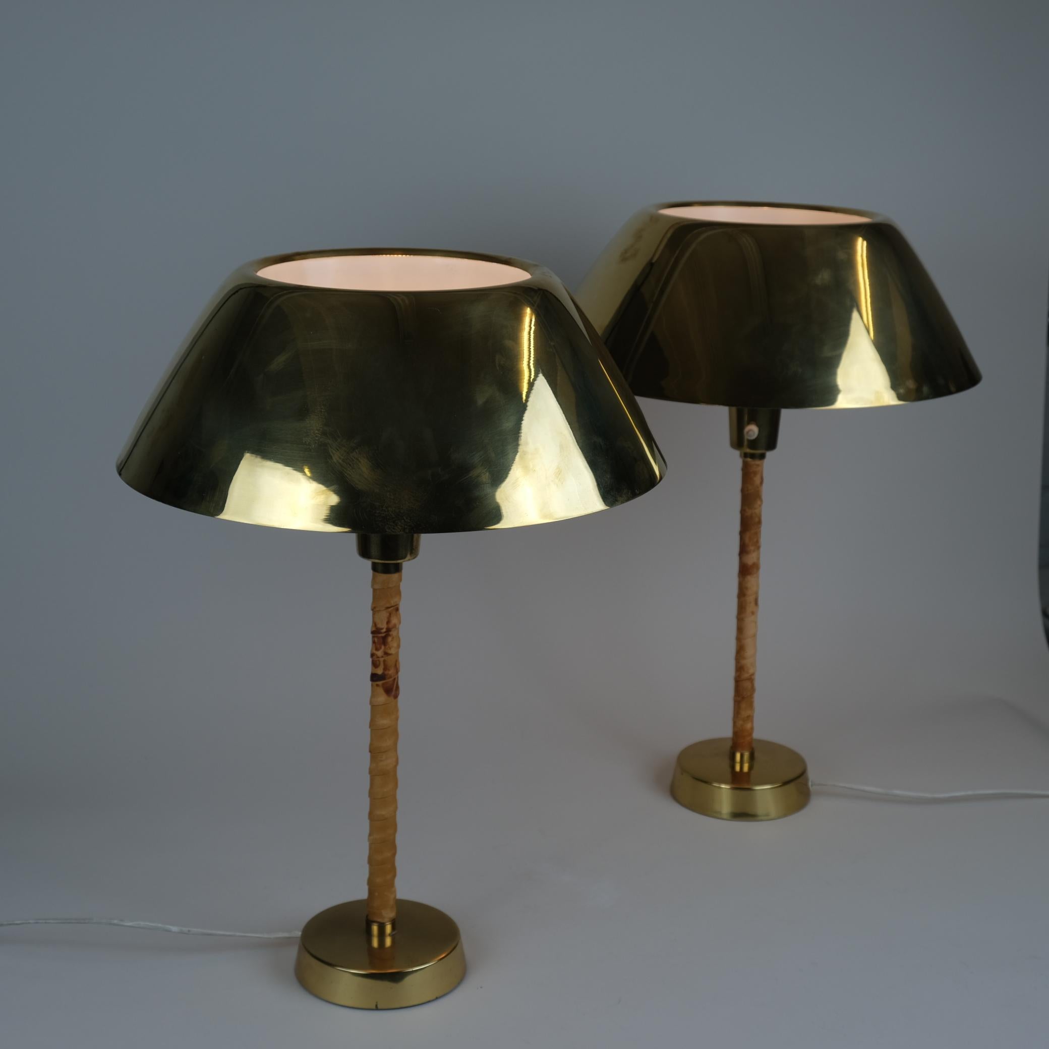 Finlandese Coppia di lampade da tavolo Lisa Johansson-Pape `Ihanne` in ottone e pelle, Orno 1950 in vendita
