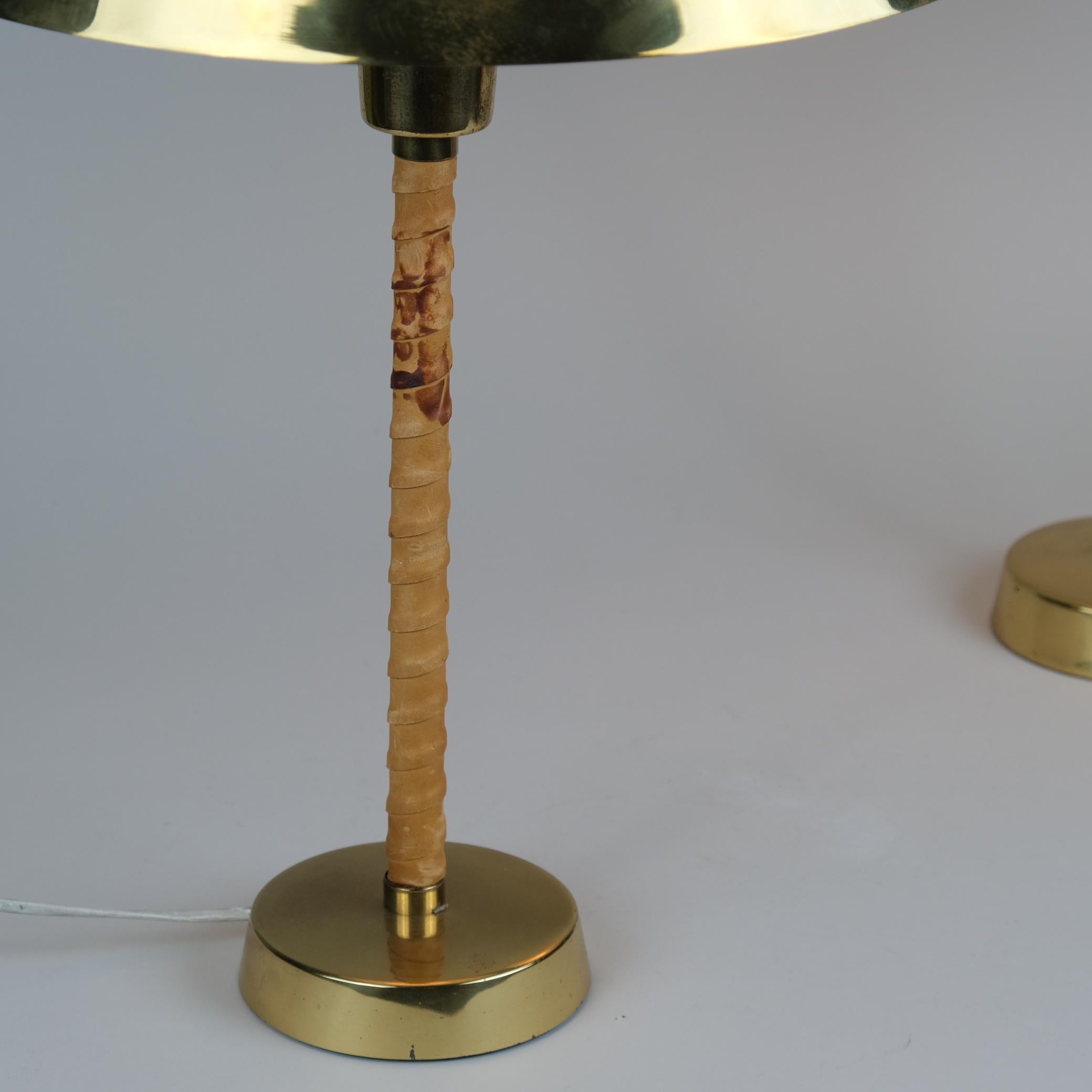 Coppia di lampade da tavolo Lisa Johansson-Pape `Ihanne` in ottone e pelle, Orno 1950 In condizioni buone in vendita a Helsinki, FI