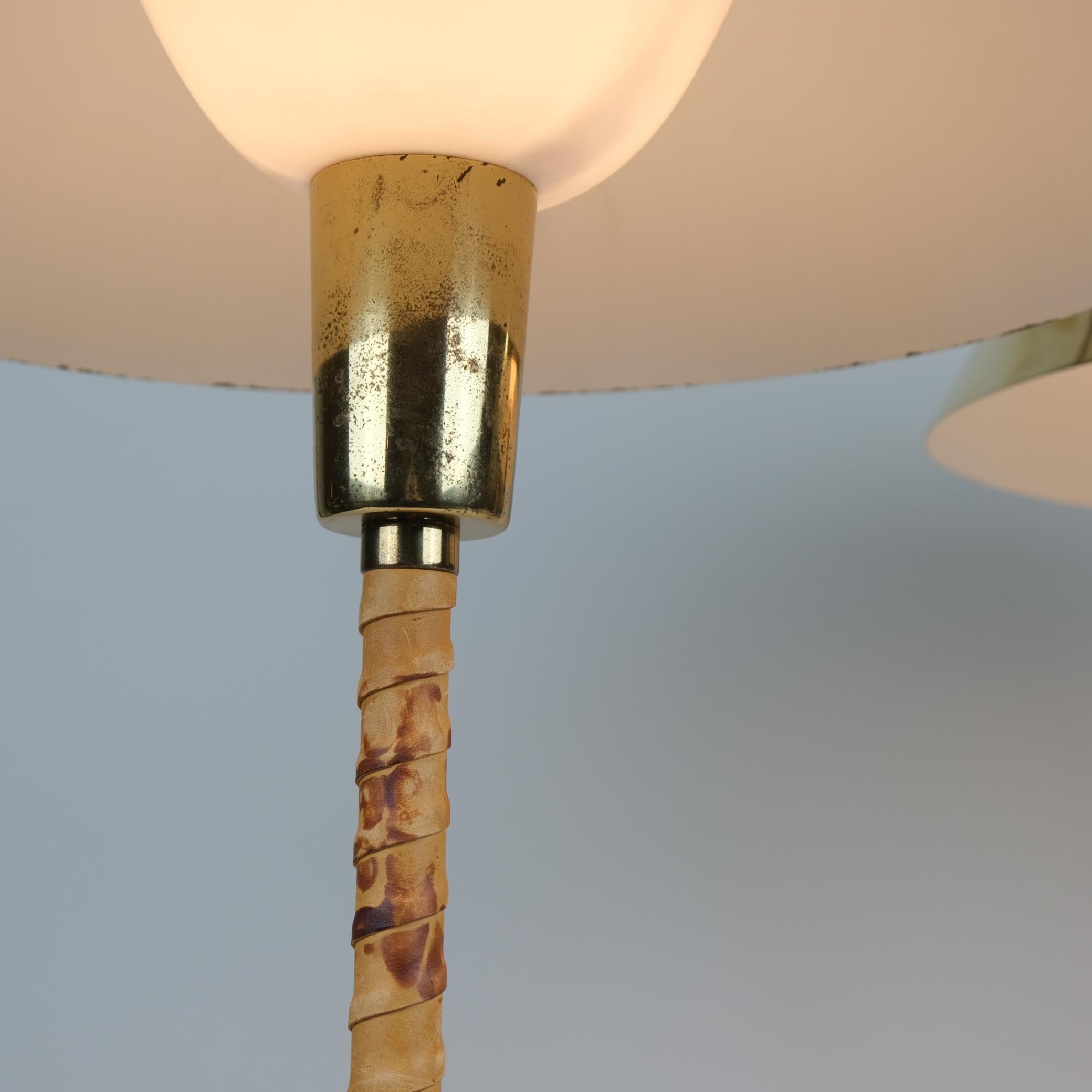 Coppia di lampade da tavolo Lisa Johansson-Pape `Ihanne` in ottone e pelle, Orno 1950 in vendita 1