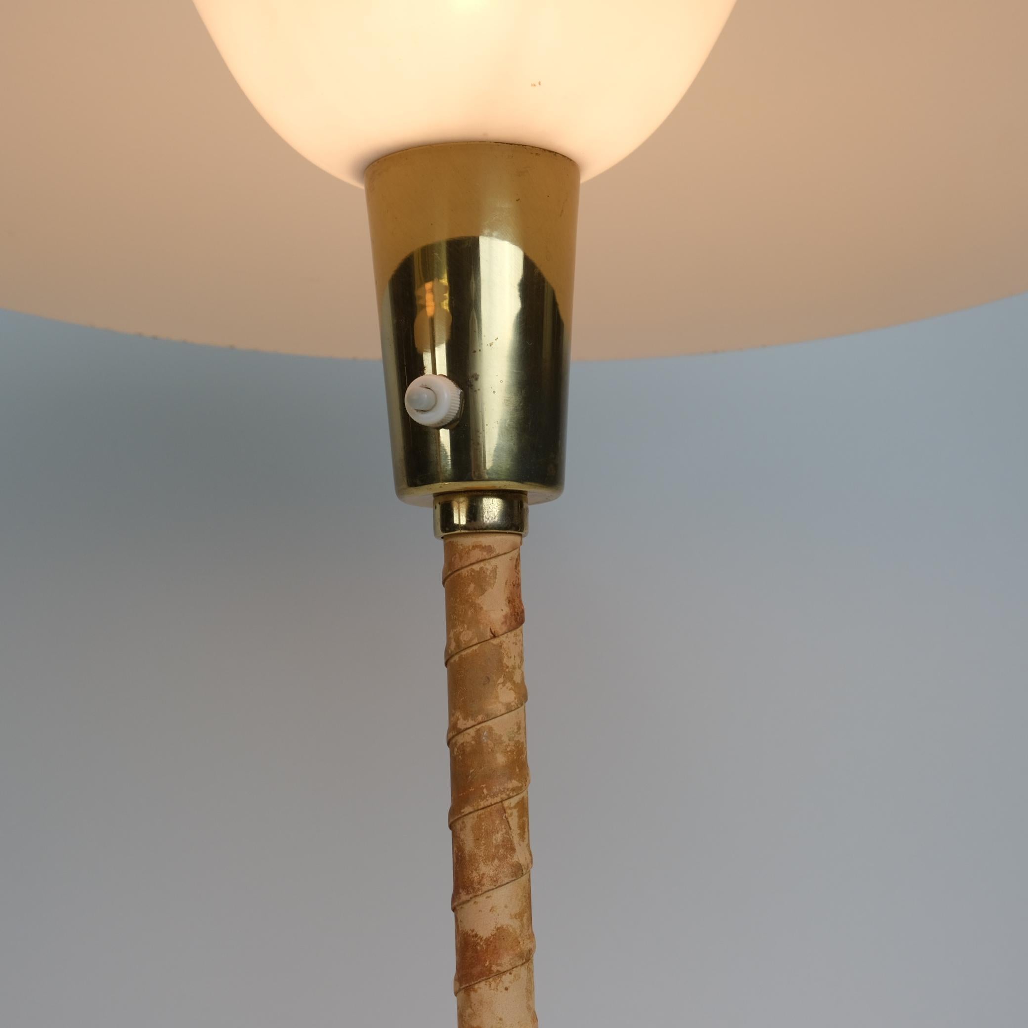Coppia di lampade da tavolo Lisa Johansson-Pape `Ihanne` in ottone e pelle, Orno 1950 in vendita 2