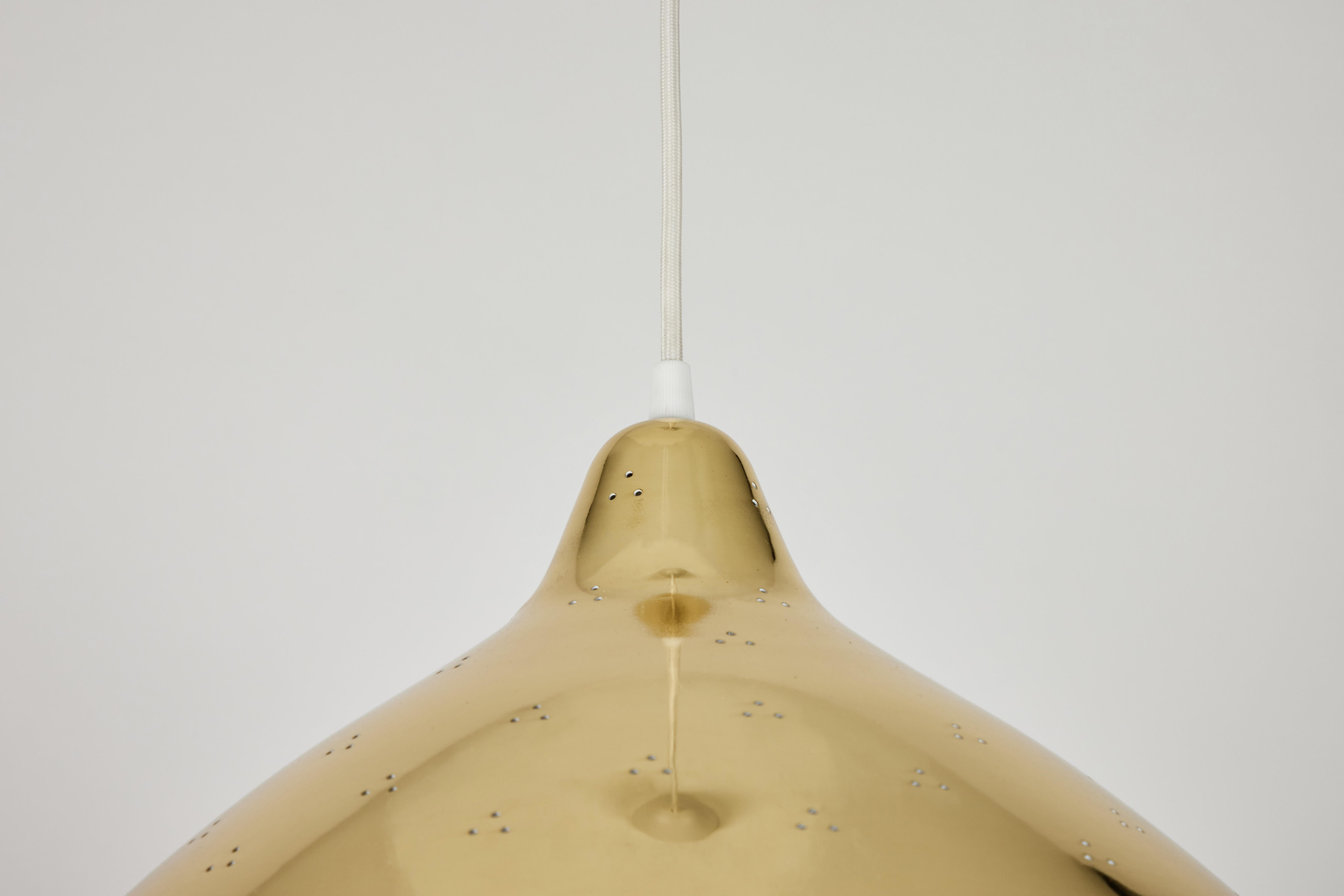 Paire de grands pendentifs en métal perforé en laiton poli de Lisa Johansson-Pape en vente 7
