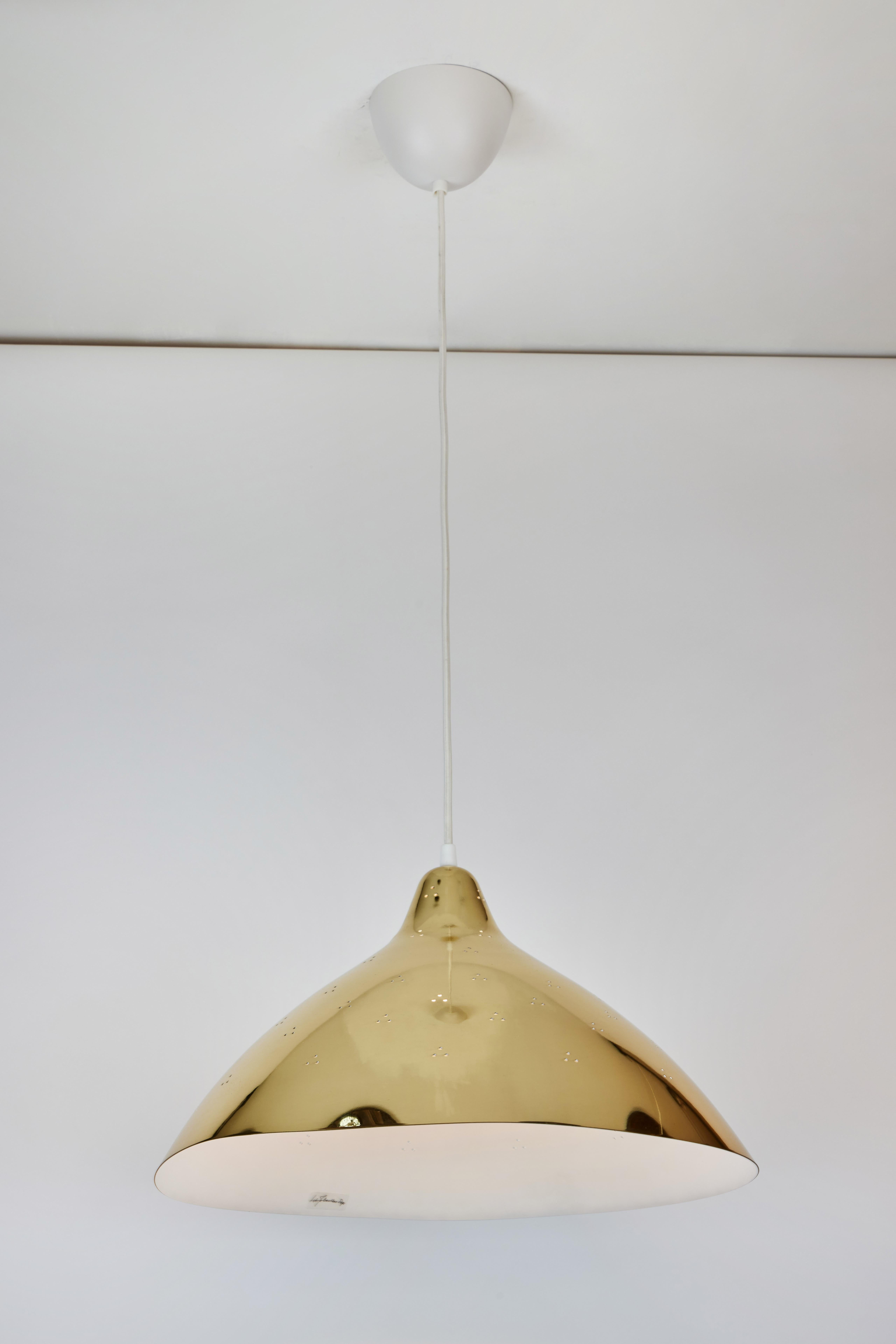 Paire de grands pendentifs en métal perforé en laiton poli de Lisa Johansson-Pape en vente 1