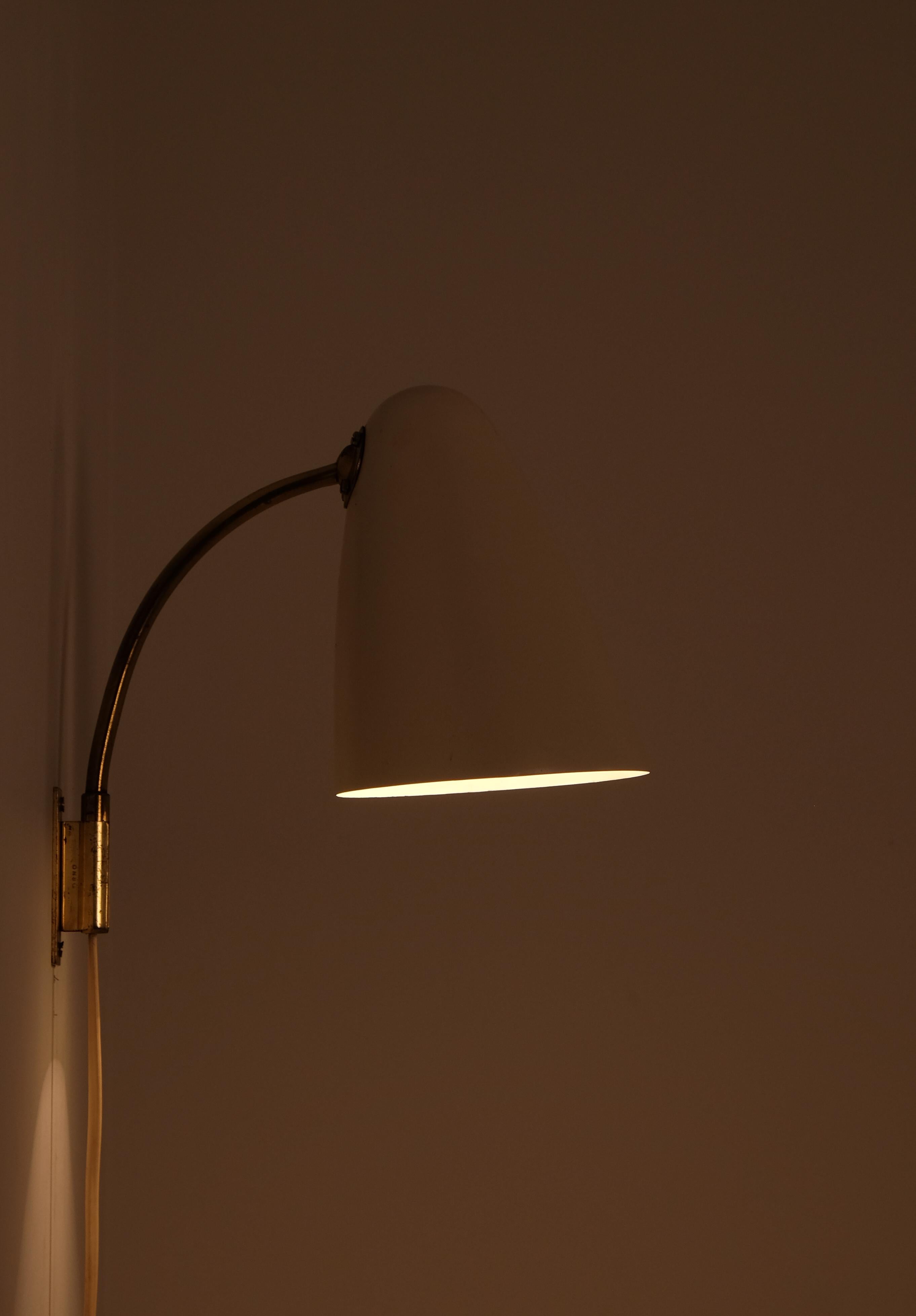 Este par de apliques está diseñado por la prestigiosa diseñadora finlandesa Lisa Johansson-Pape. Con su elegante brazo curvado, esta lámpara emite un suave resplandor atmosférico, al tiempo que añade un toque de sofisticación atemporal a cualquier