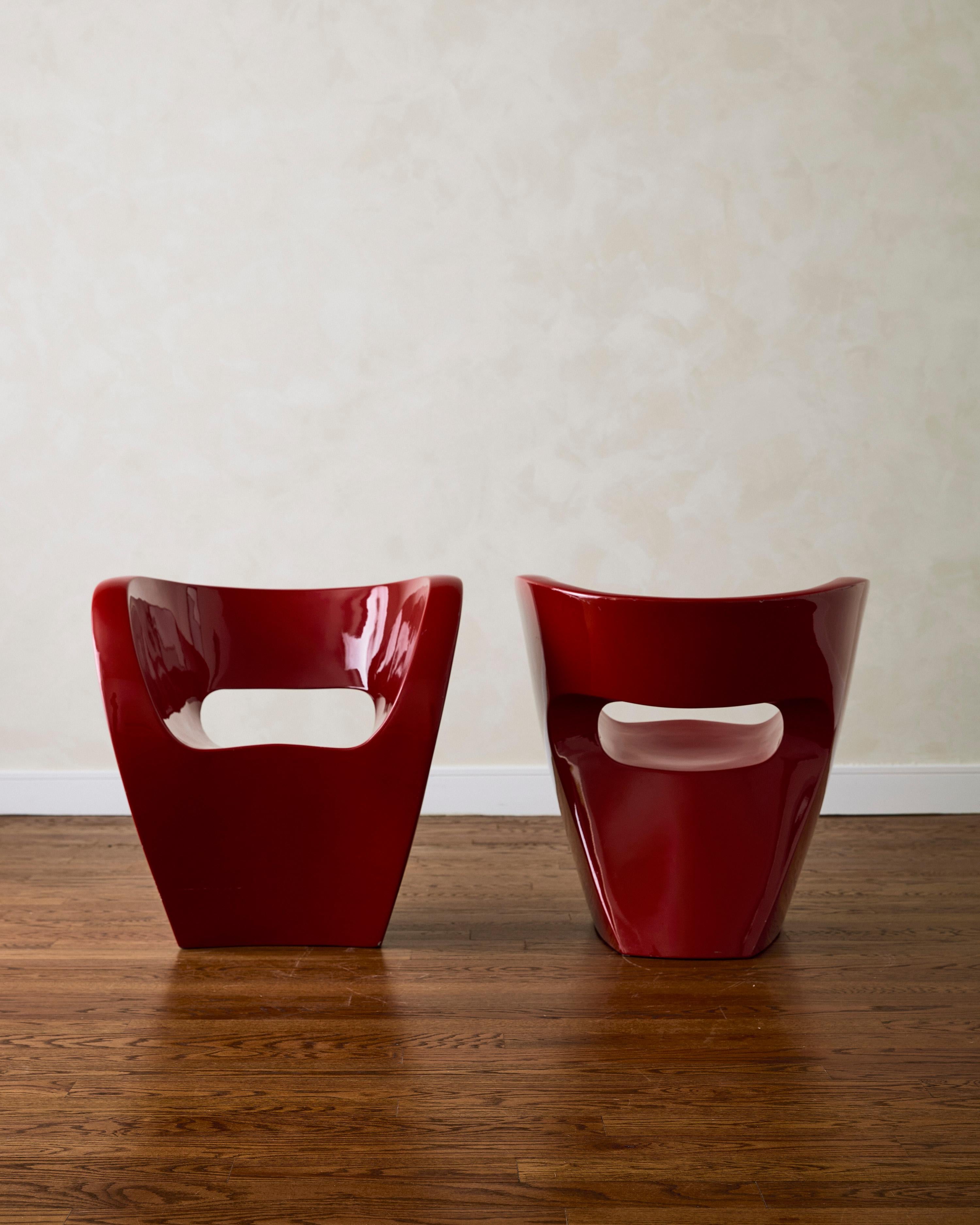 Pareja de sillas Little Albert de Ron Arad para Moroso, construidas con plástico de polietileno moldeado por rotación. Son impermeables y resistentes a la decoloración. Puede venderse individualmente.

